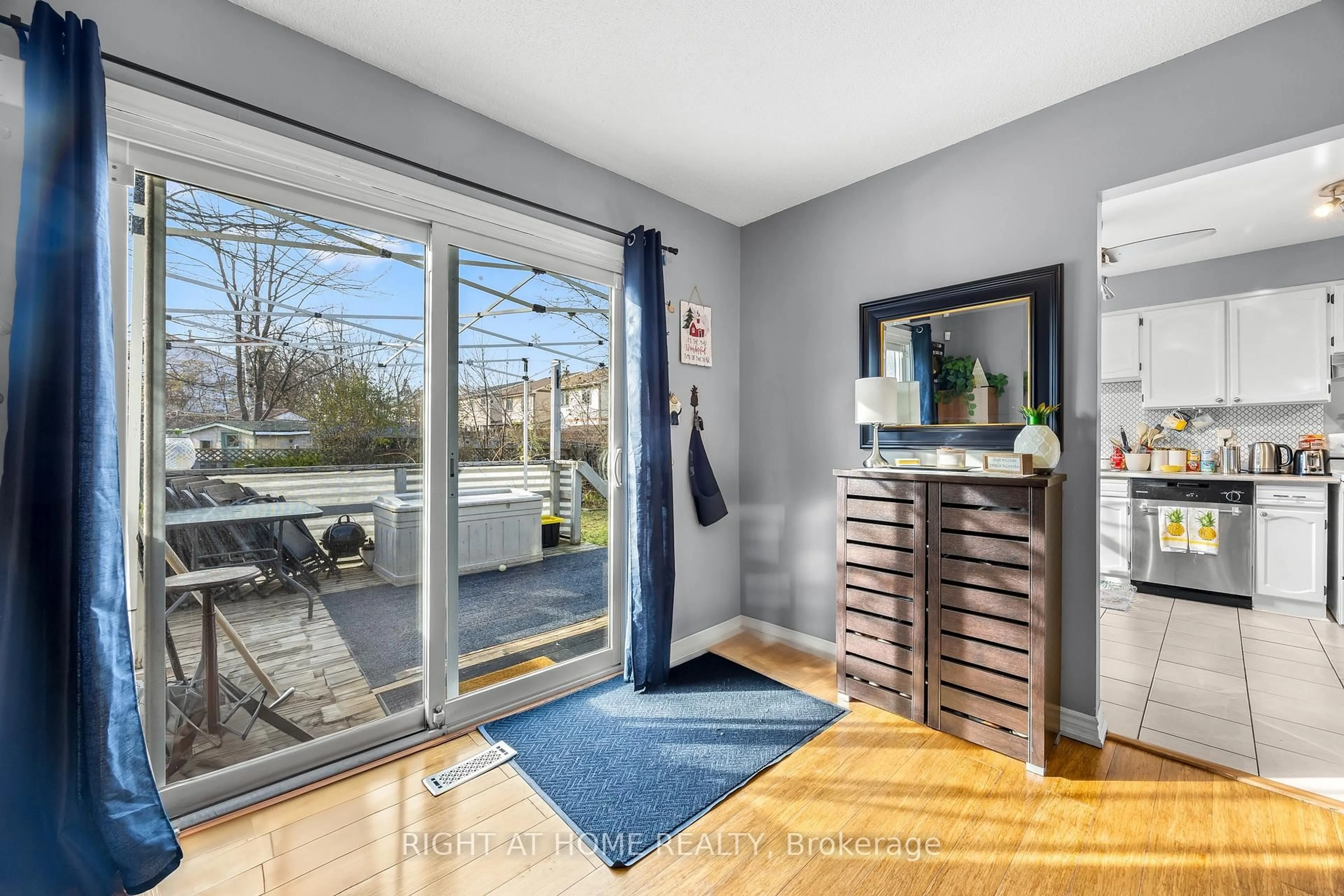 Indoor entryway for 294 Anne St, Barrie Ontario L4N 5H9