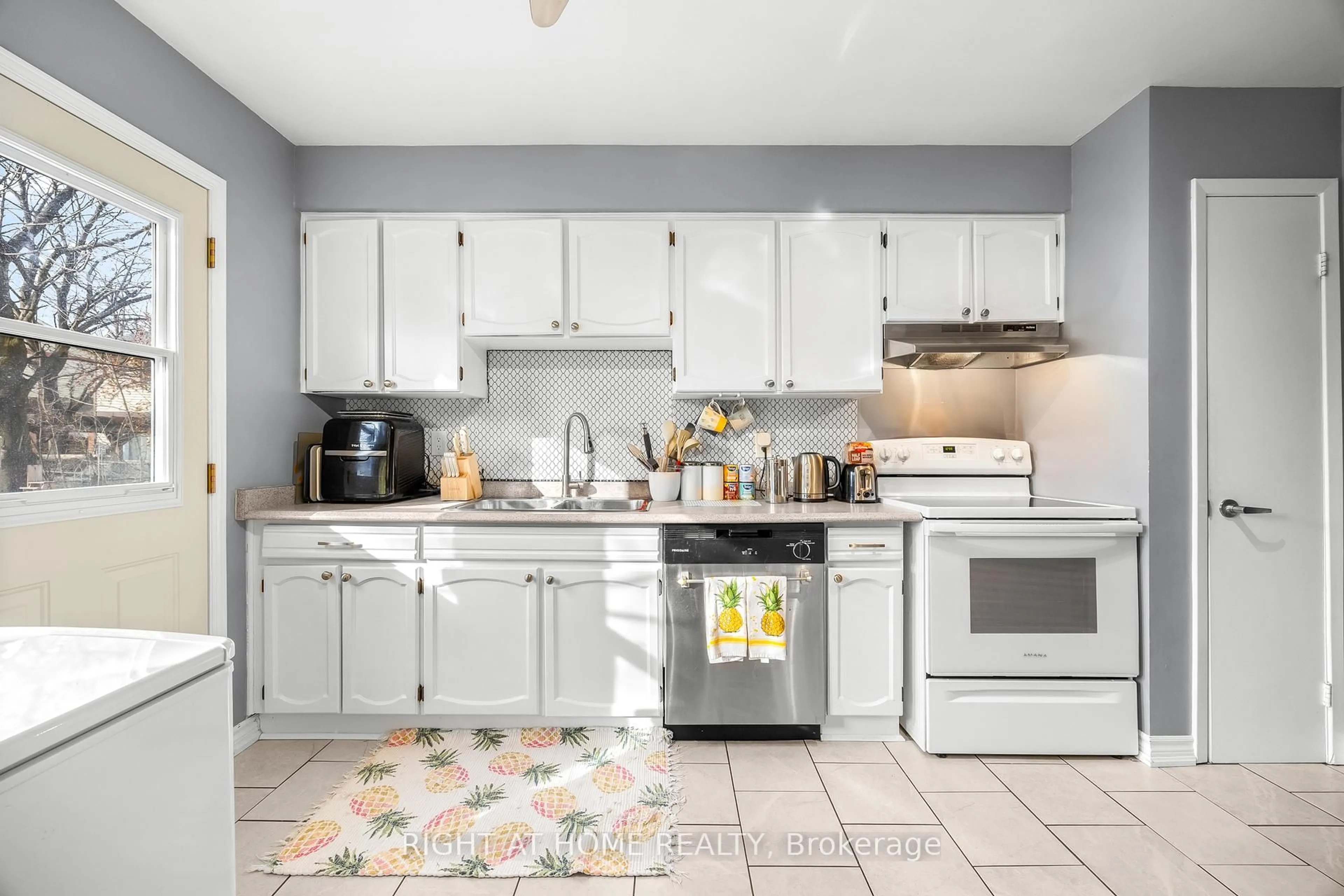 Standard kitchen, ceramic/tile floor for 294 Anne St, Barrie Ontario L4N 5H9
