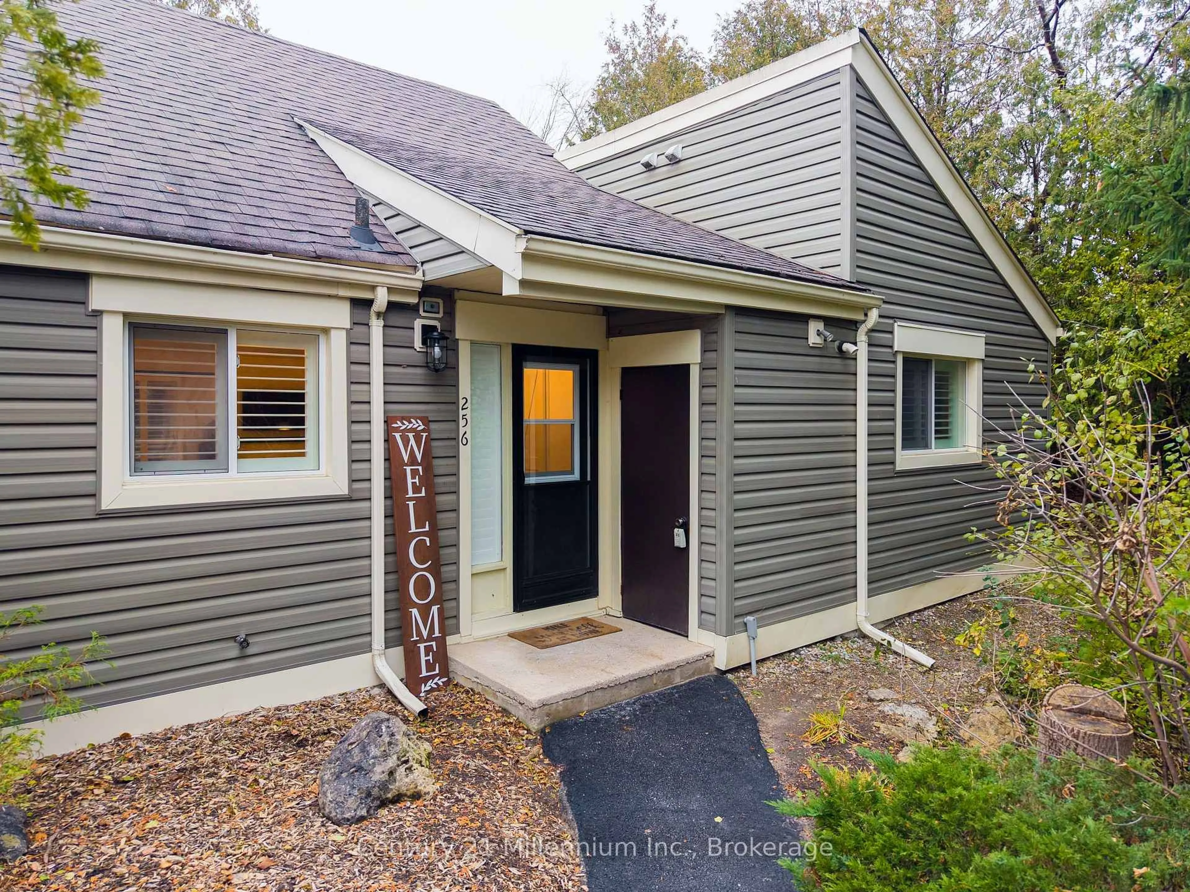 Home with vinyl exterior material, street for 13 Harbour St #256, Collingwood Ontario L9Y 5B4