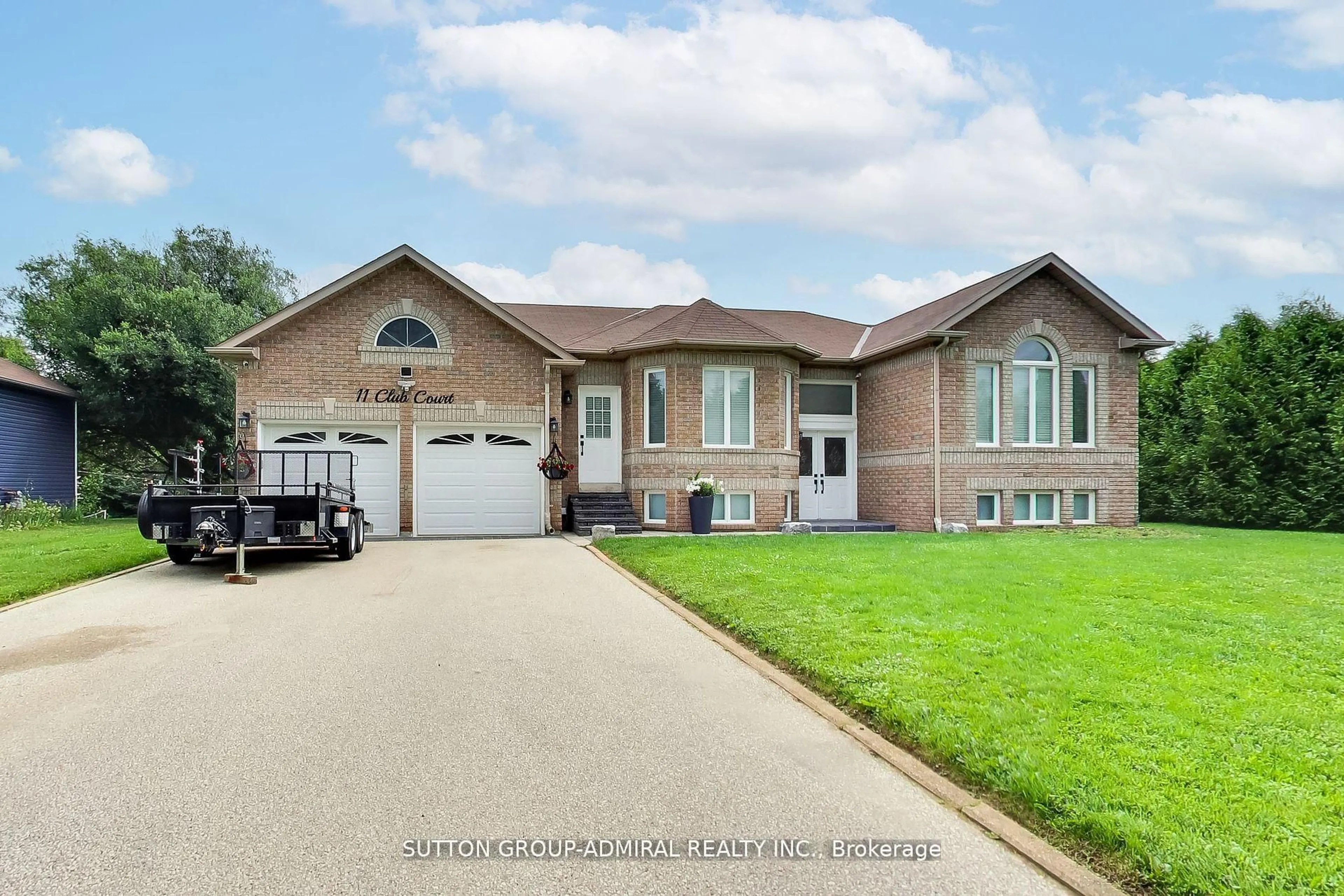 Home with brick exterior material, street for 11 Club Crt, Wasaga Beach Ontario L9Z 1J8
