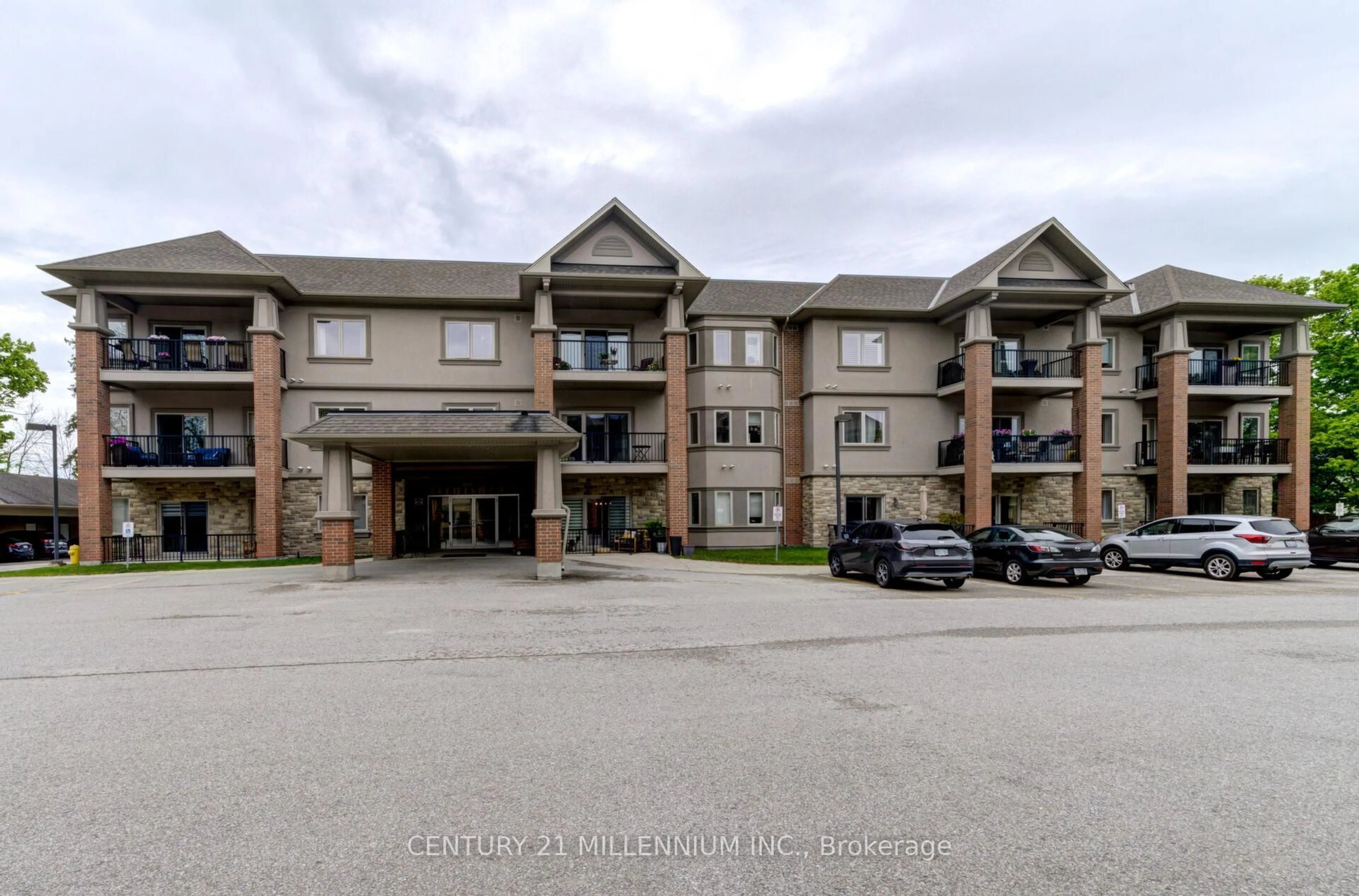 Indoor foyer for 19A Yonge St #208, Springwater Ontario L0L 1P0