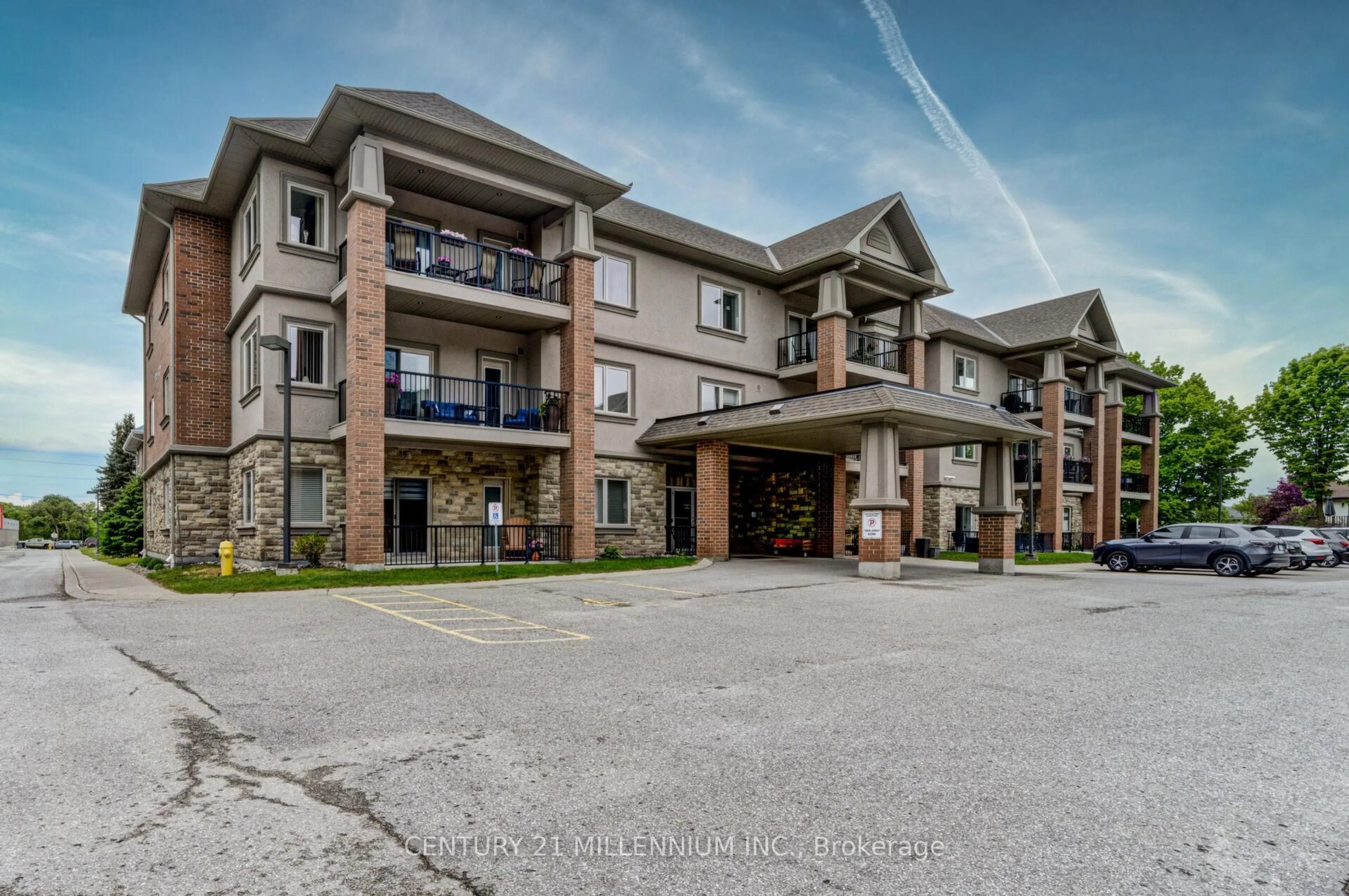 Indoor foyer for 19A Yonge St #208, Springwater Ontario L0L 1P0