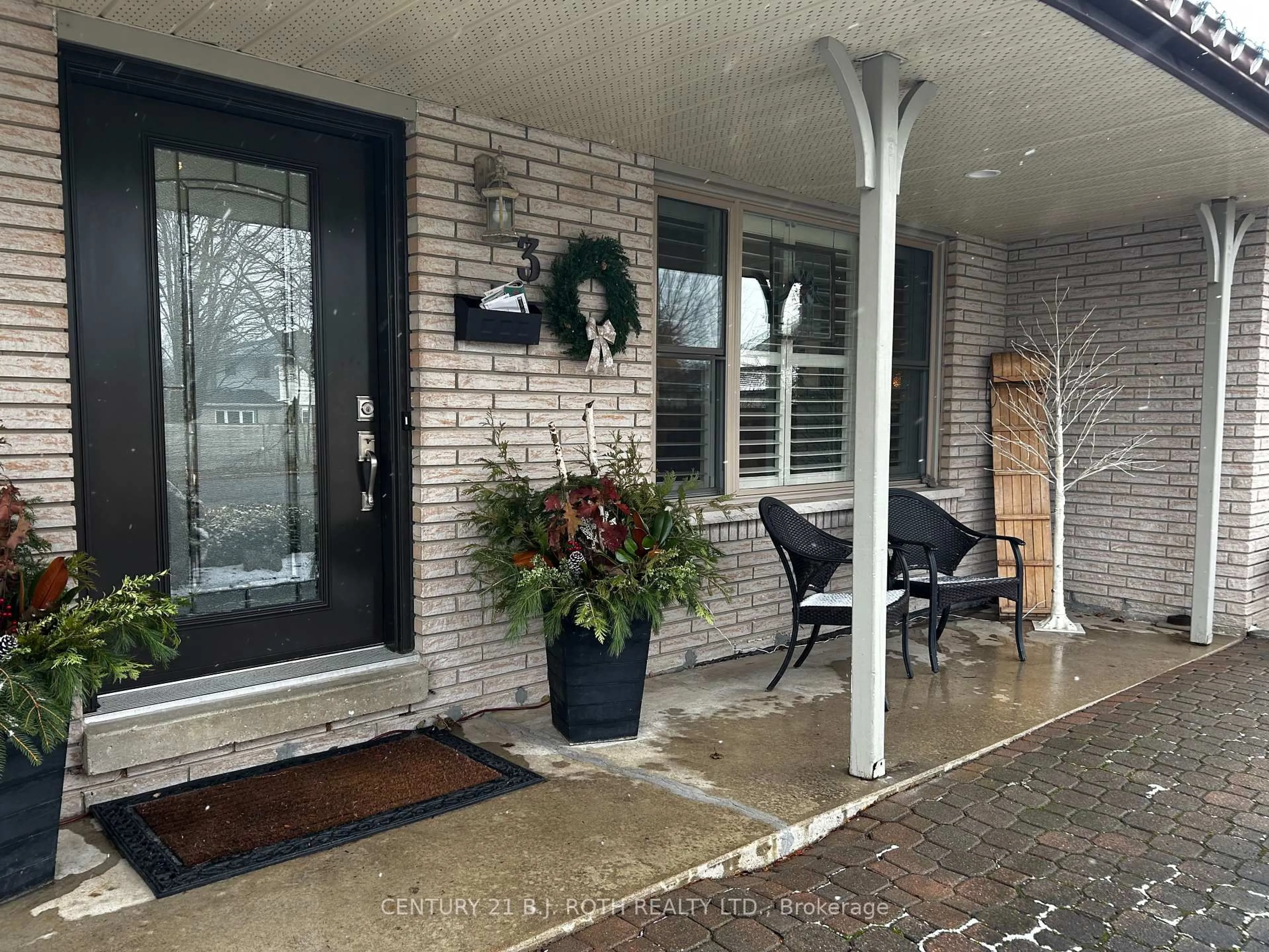 Indoor entryway for 3 Marwendy Dr, Barrie Ontario L4M 4E6