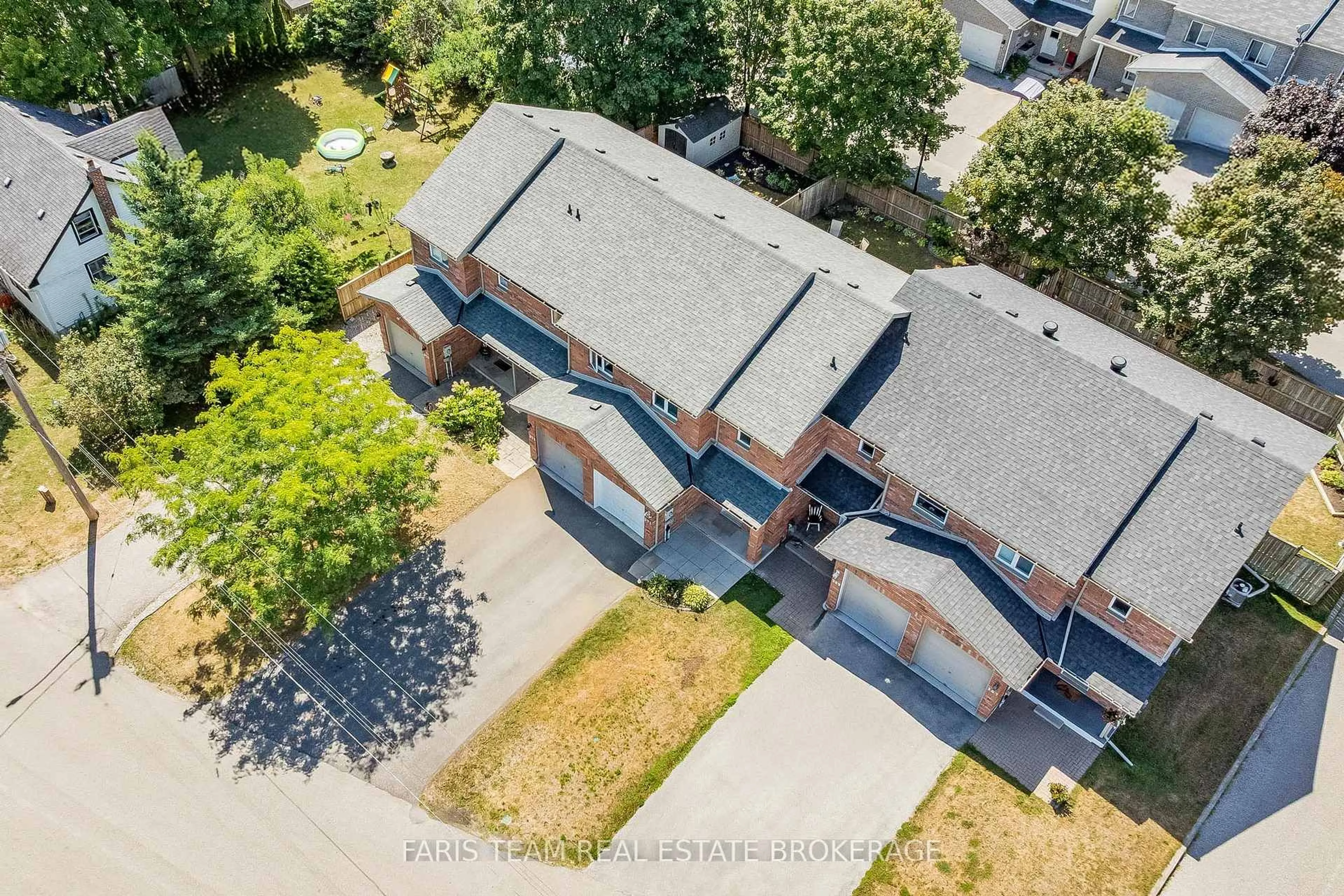 A pic from outside/outdoor area/front of a property/back of a property/a pic from drone, building for 371 Millard St, Orillia Ontario L3V 4H5