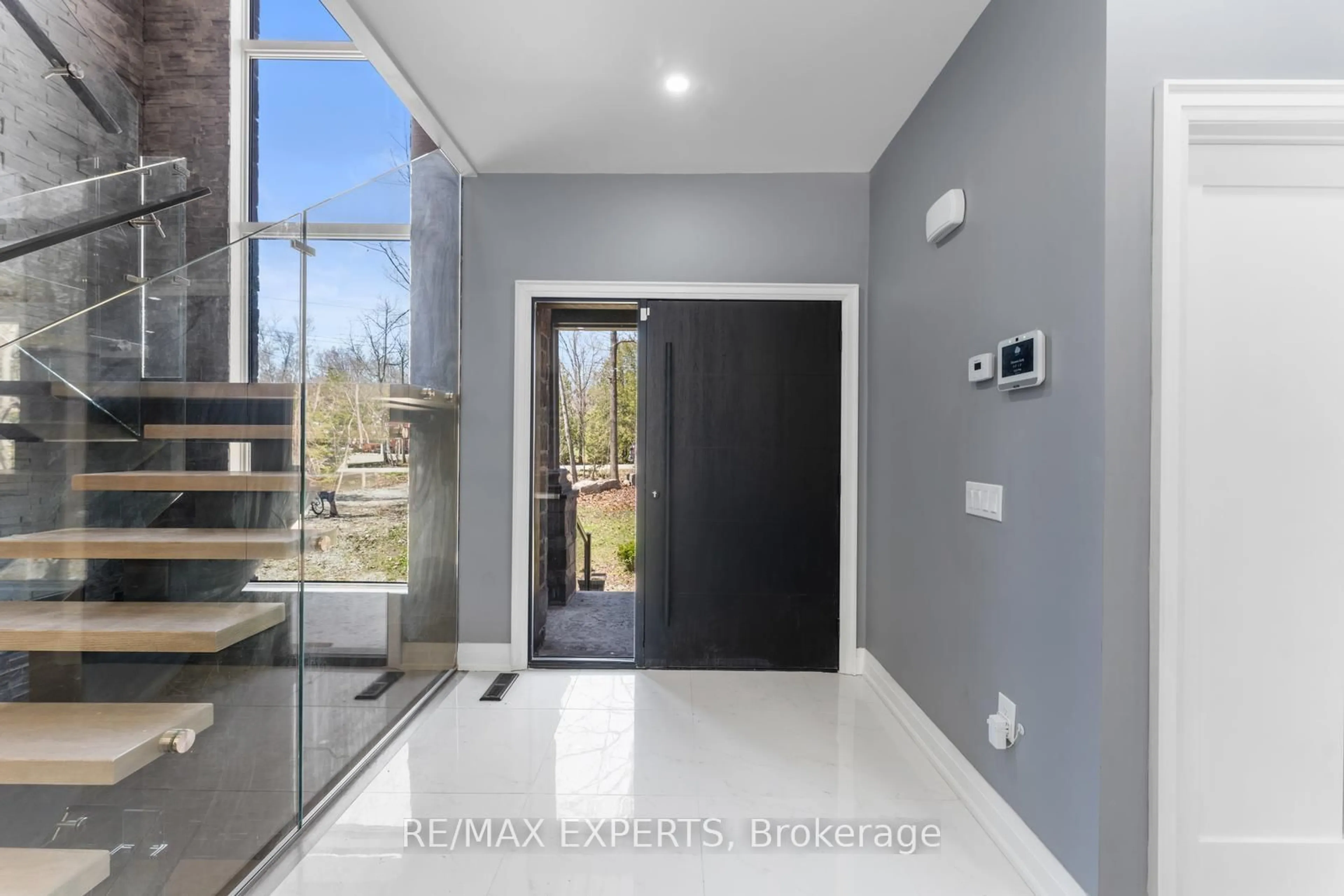 Indoor foyer for 11 Joliet Cres, Tiny Ontario L9M 0G3