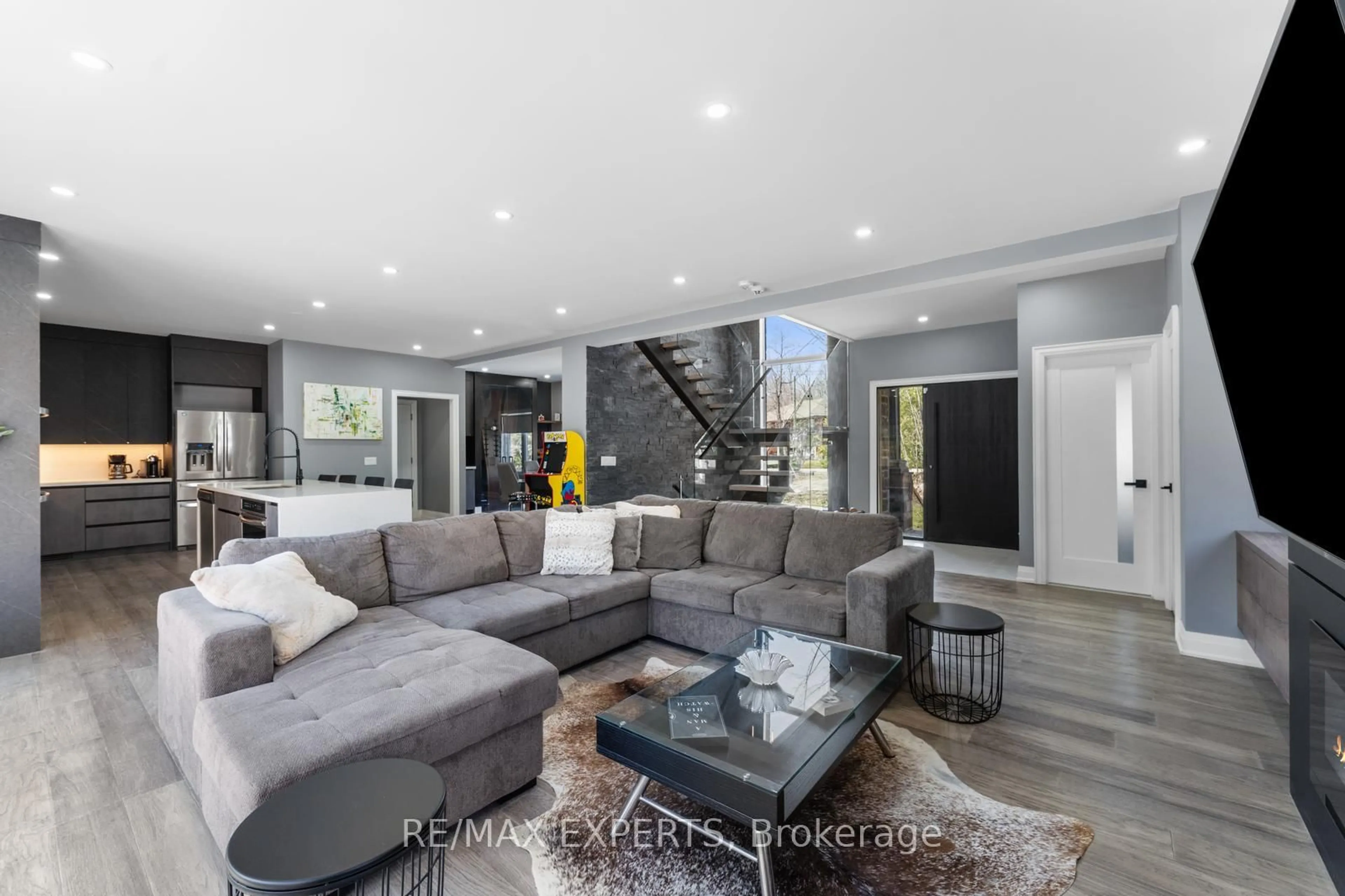 Living room with furniture, unknown for 11 Joliet Cres, Tiny Ontario L9M 0G3