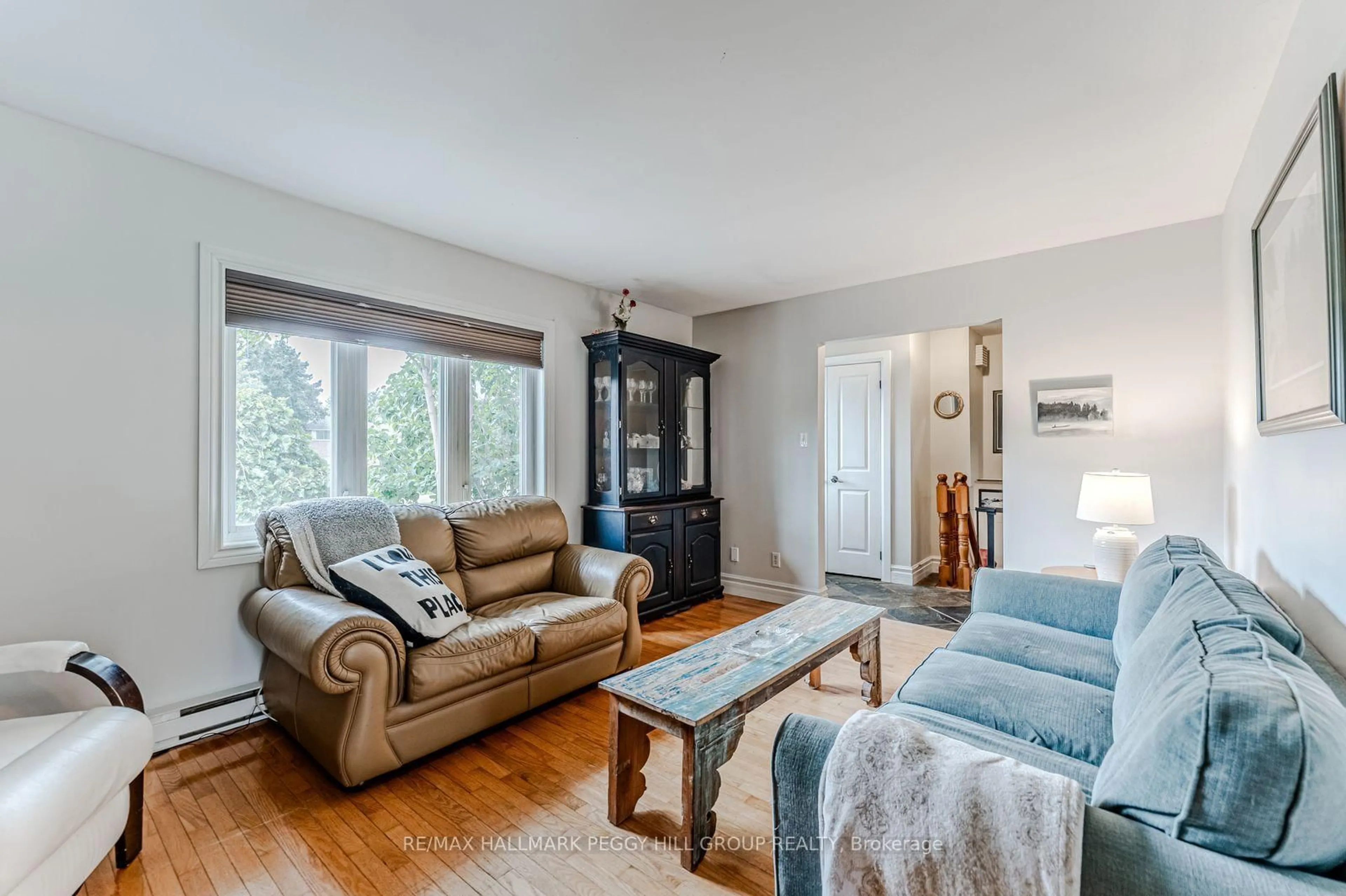 Living room with furniture, wood/laminate floor for 7 Sandlewood Tr, Ramara Ontario L0K 1B0