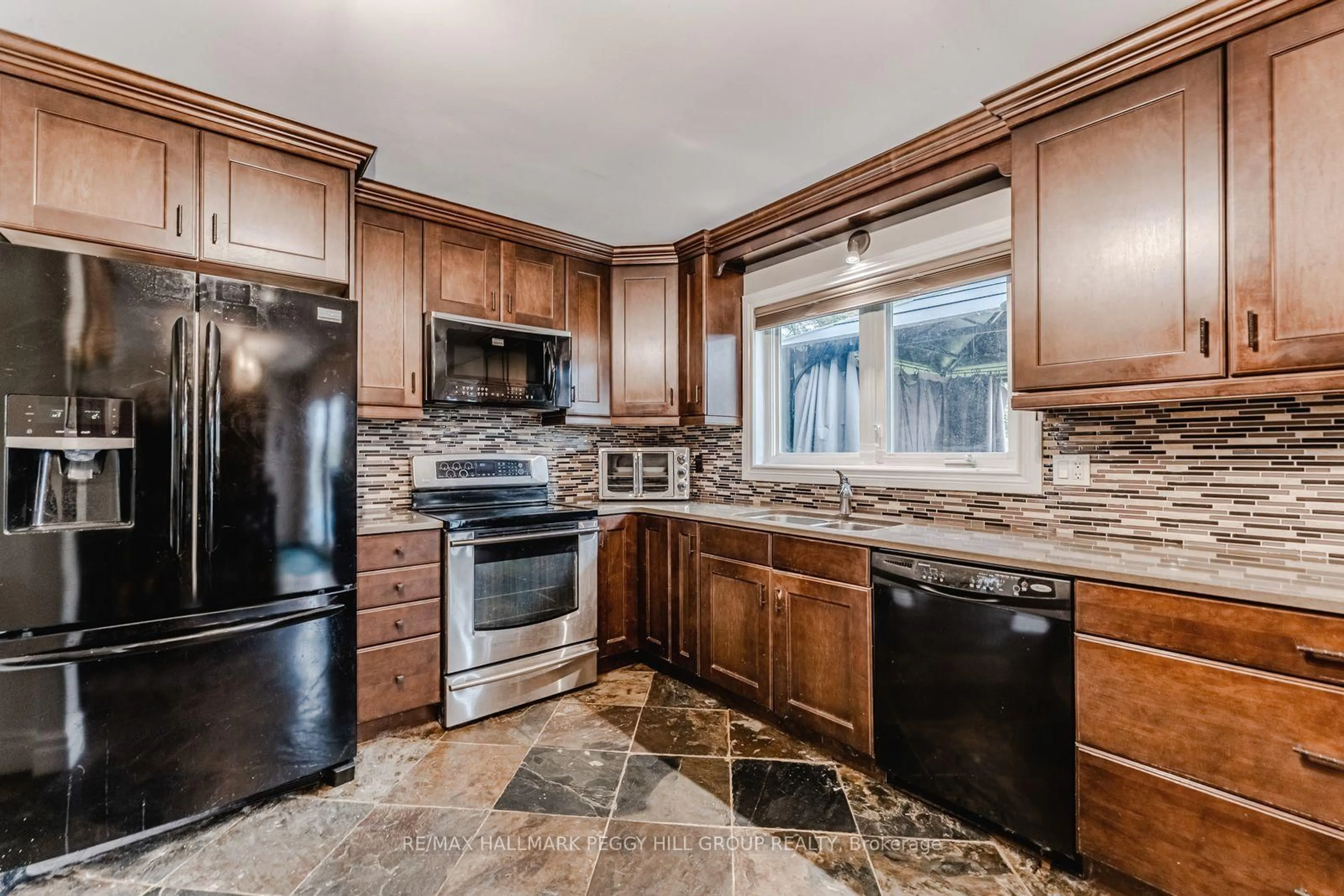 Open concept kitchen, ceramic/tile floor for 7 Sandlewood Tr, Ramara Ontario L0K 1B0