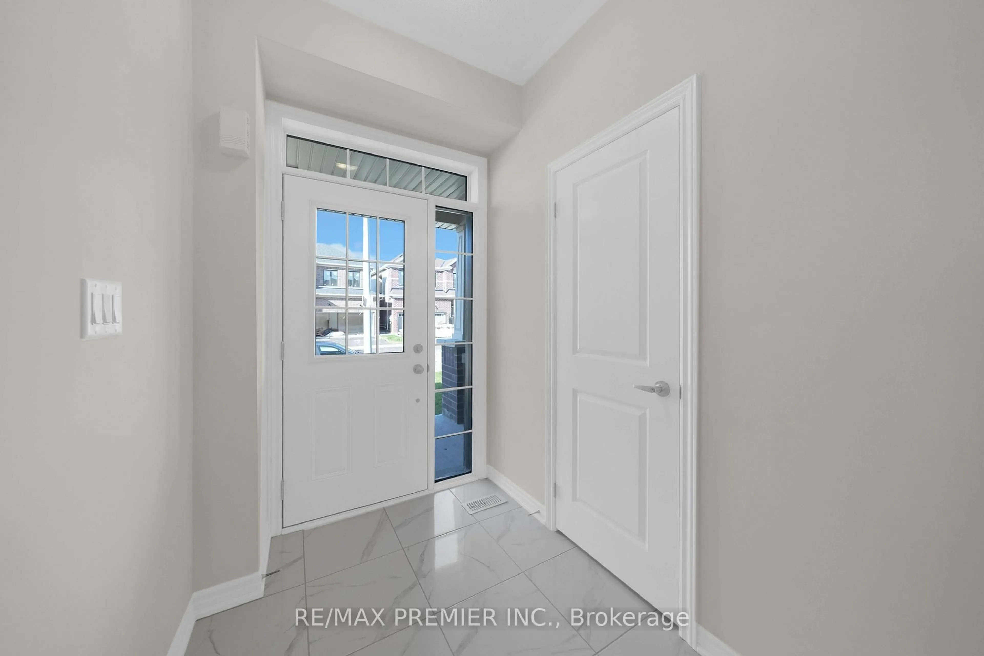 Indoor entryway for 16 Prudhoe Terr, Barrie Ontario L9S 2Z8