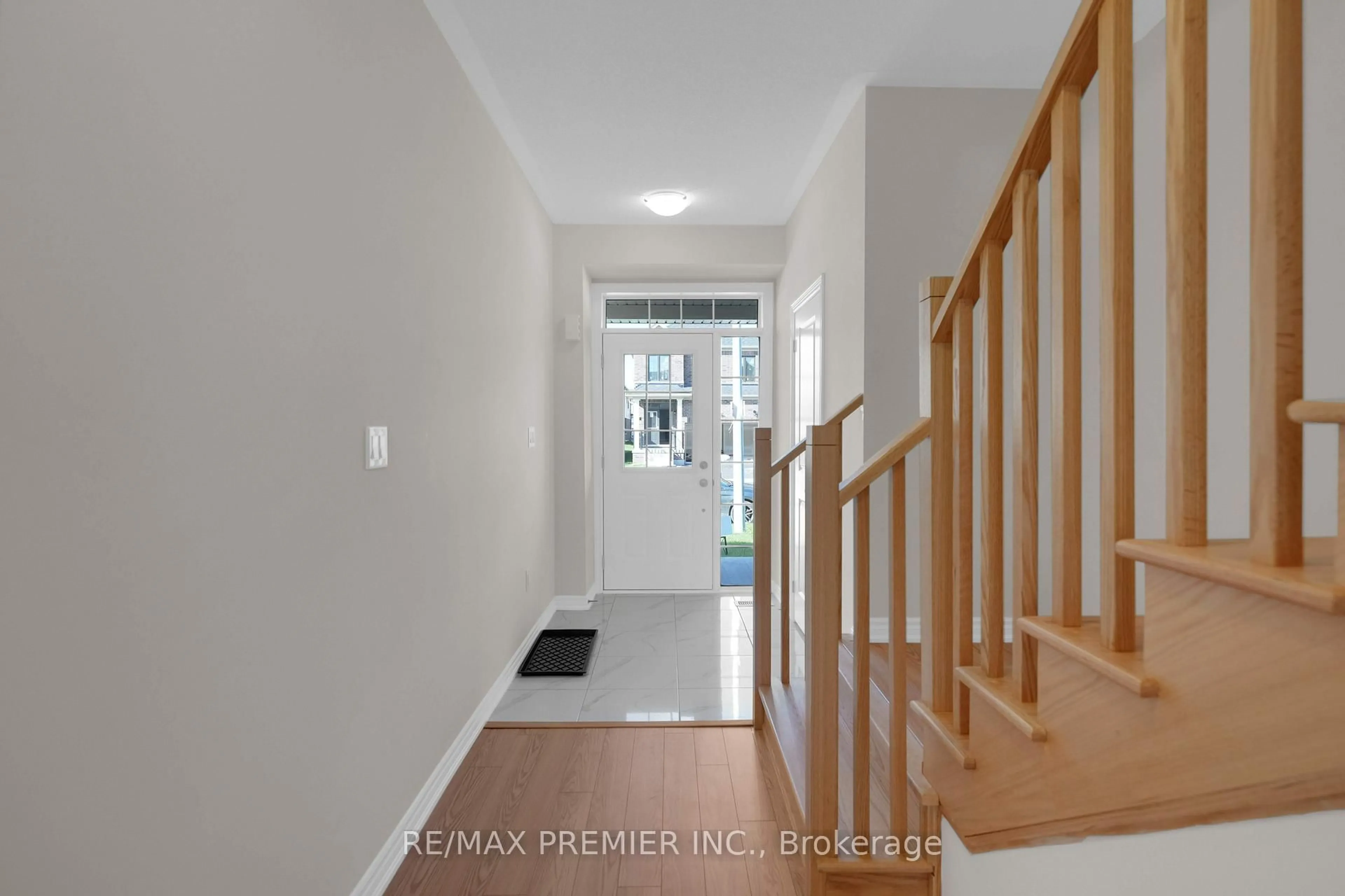 Indoor entryway for 16 Prudhoe Terr, Barrie Ontario L9S 2Z8