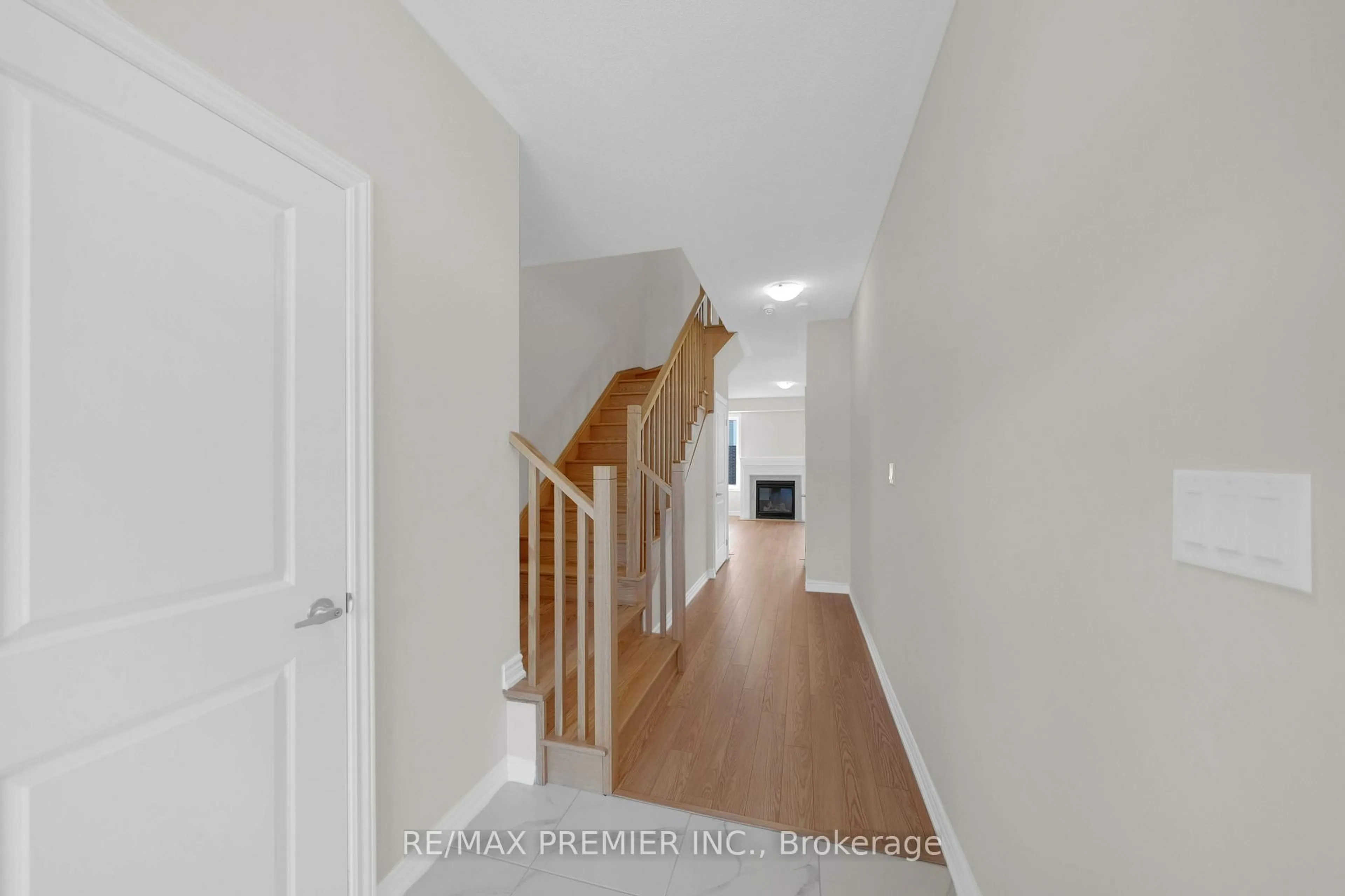 Indoor entryway for 16 Prudhoe Terr, Barrie Ontario L9S 2Z8