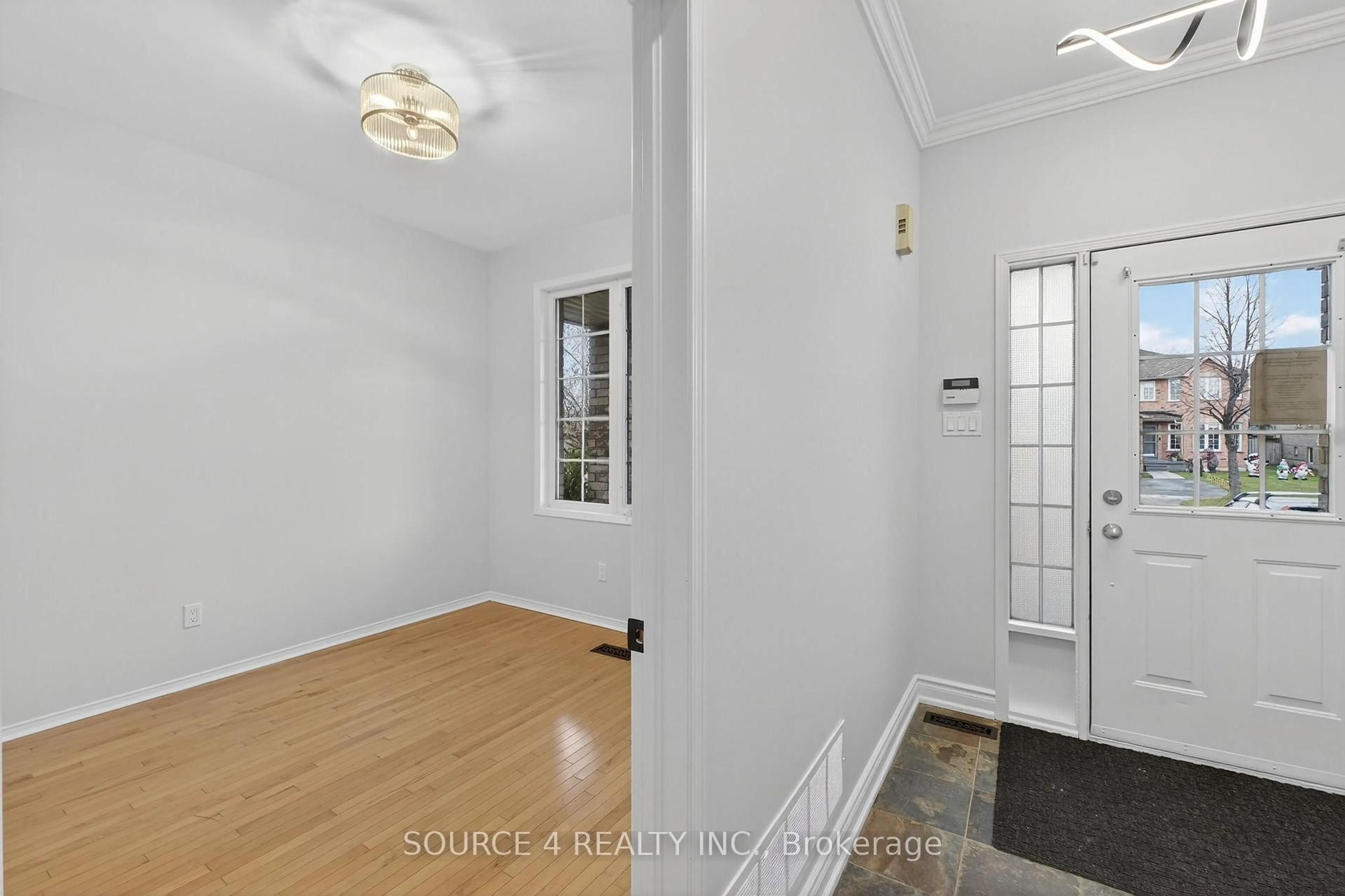 Indoor entryway for 100 Tunbridge Rd, Barrie Ontario L4M 6T1