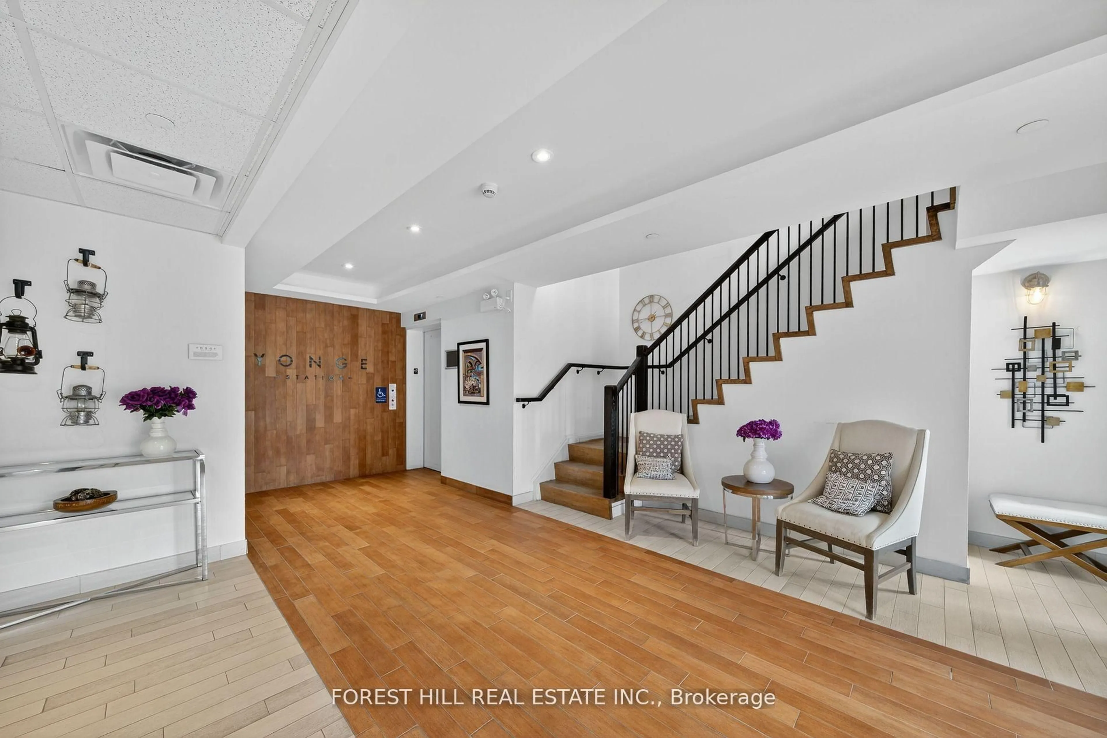 Indoor foyer for 100 Dean Ave #106, Barrie Ontario L9J 0H1