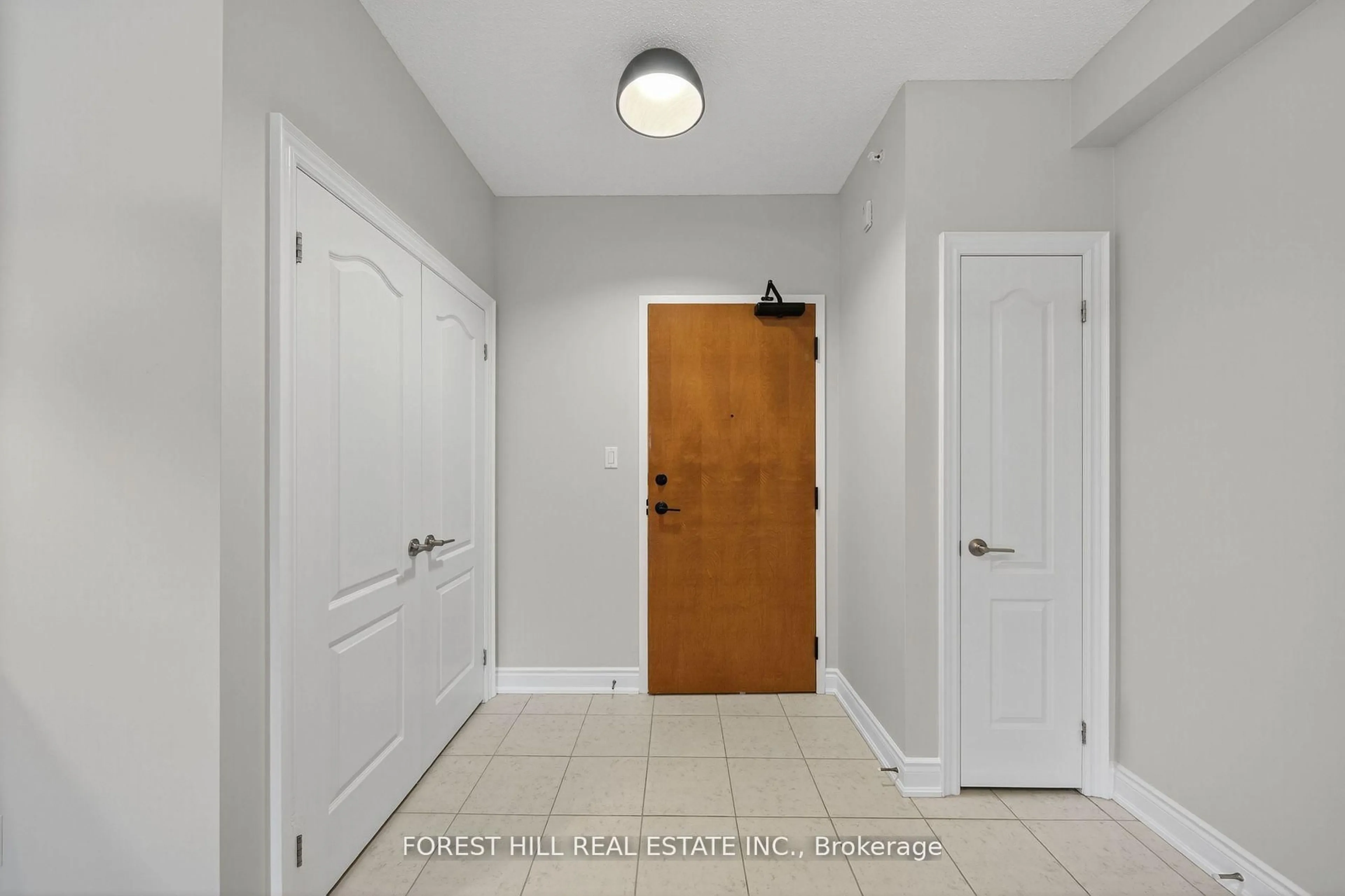 Indoor entryway for 100 Dean Ave #106, Barrie Ontario L9J 0H1