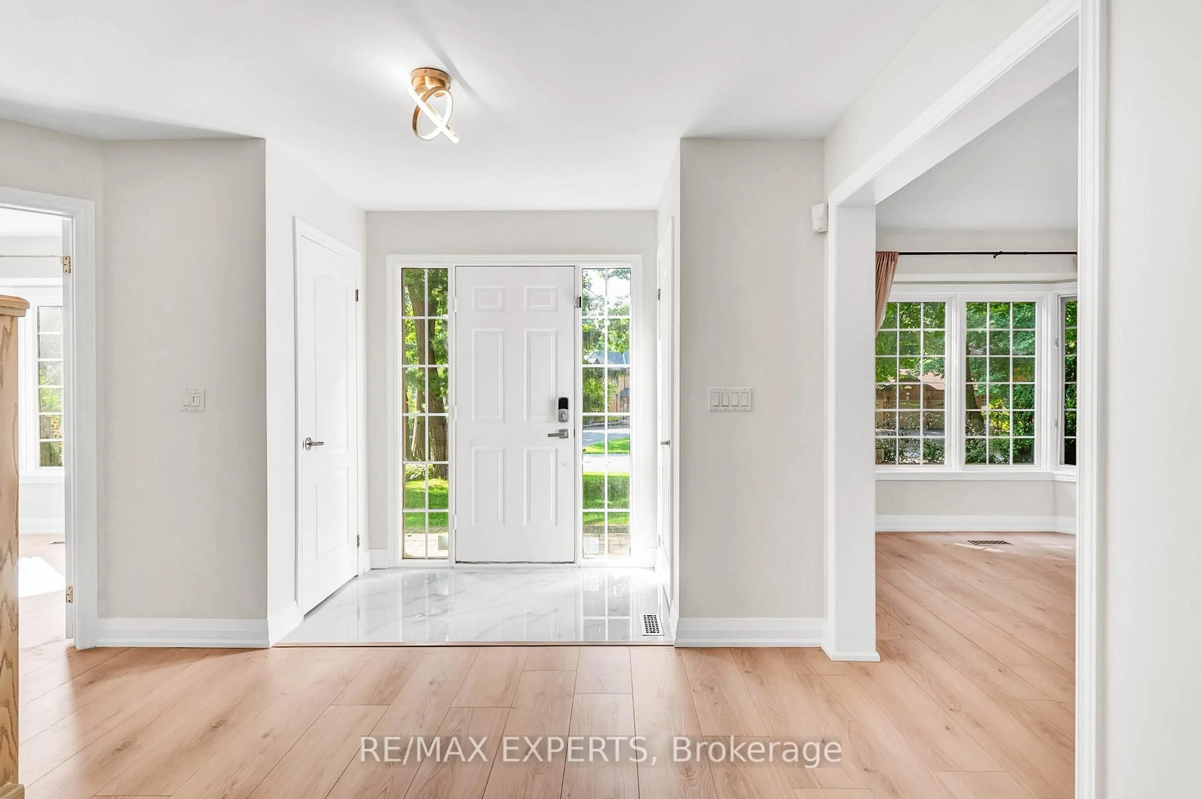 Indoor entryway for 14 Alana Dr, Springwater Ontario L9X 0S2