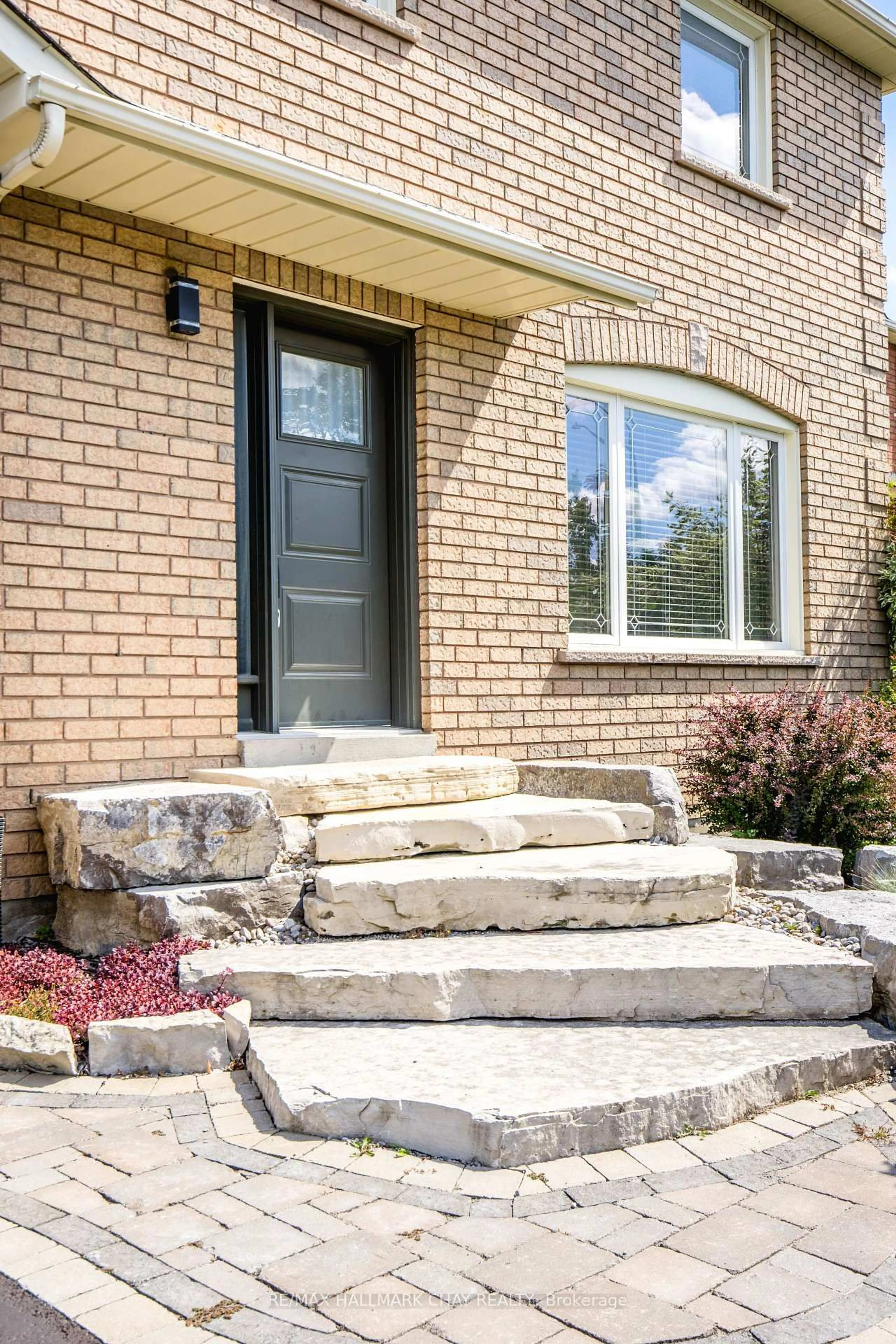 Home with brick exterior material, street for 124 Brown St, Barrie Ontario L4N 7V7