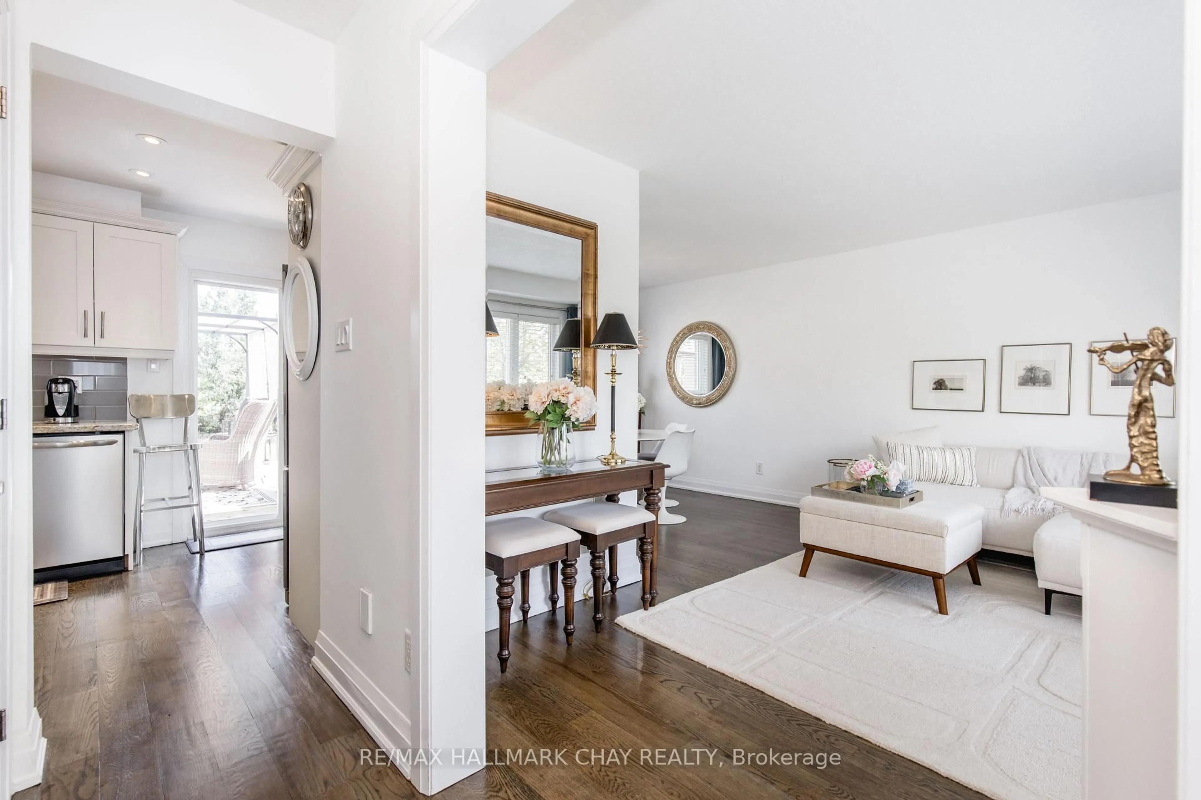 Indoor entryway for 124 Brown St, Barrie Ontario L4N 7V7