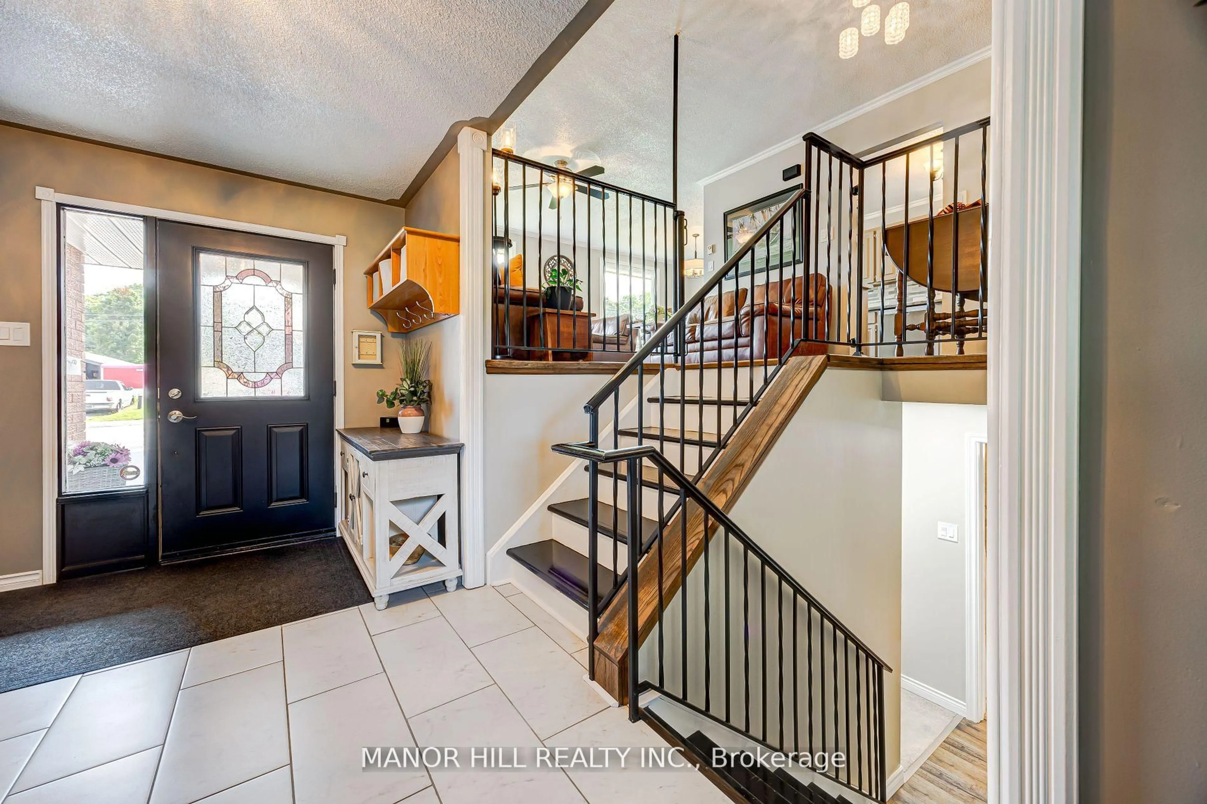 Indoor entryway for 444 William St, Midland Ontario L4R 2S6
