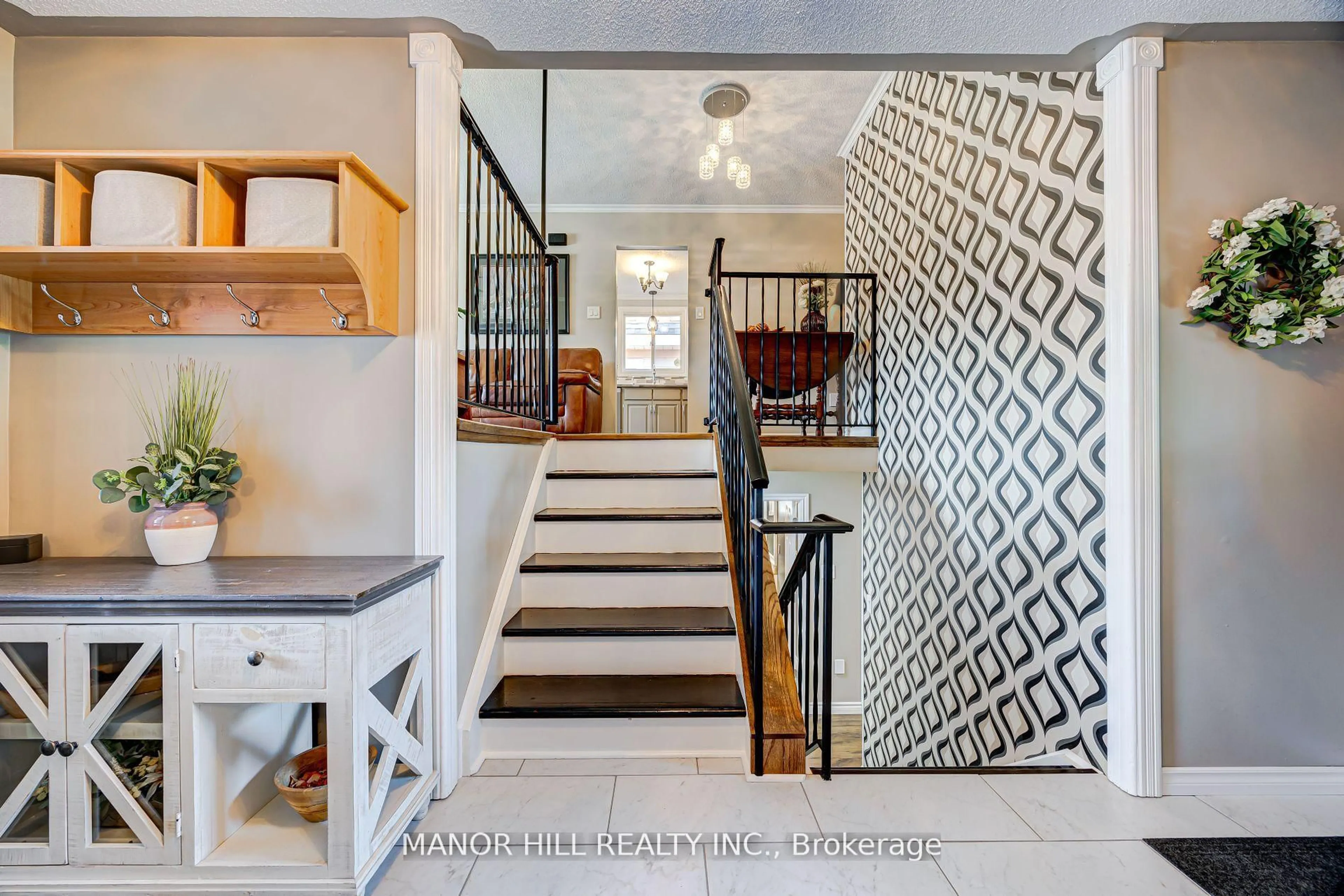 Indoor entryway for 444 William St, Midland Ontario L4R 2S6