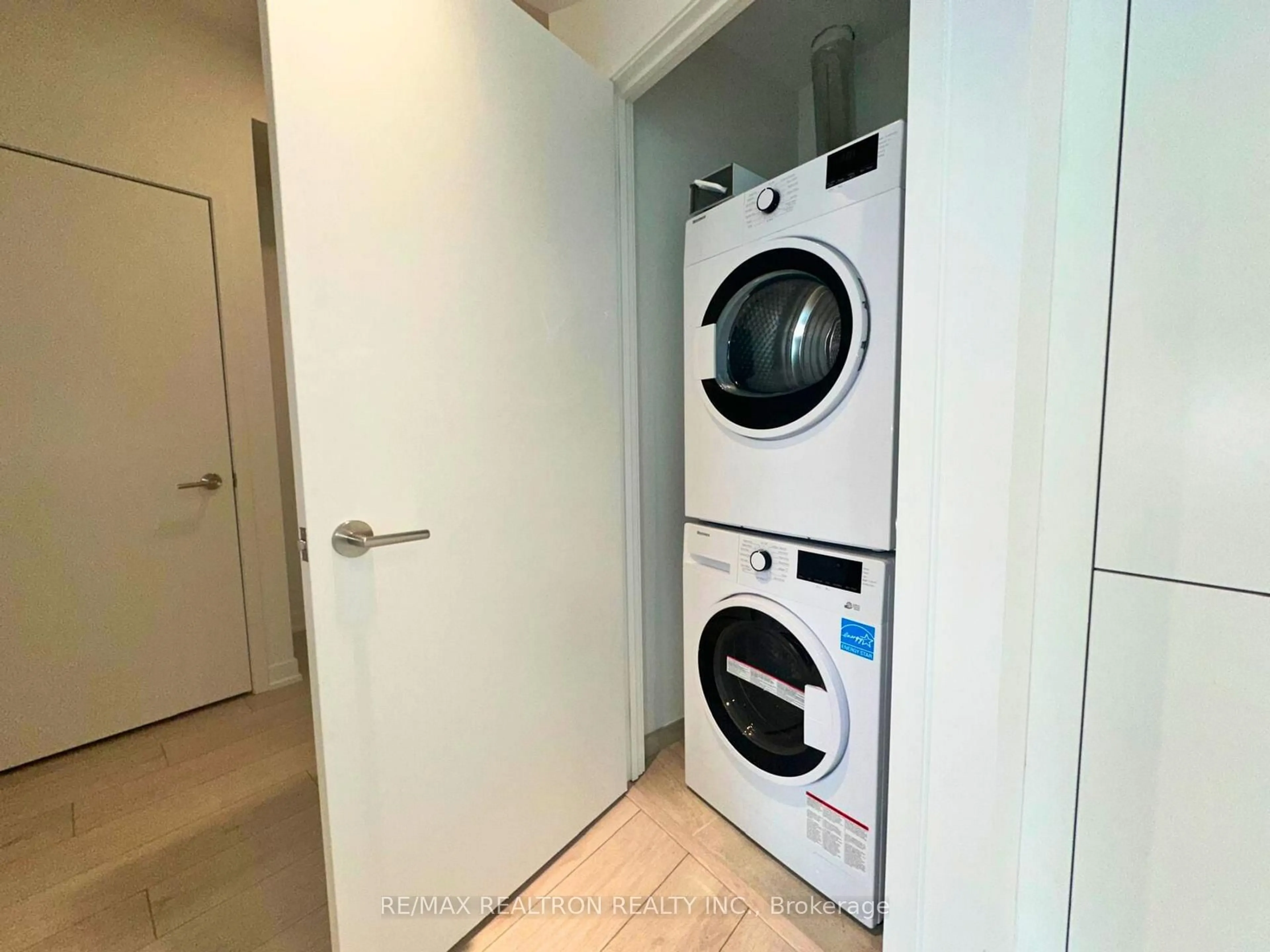 Laundry room for 39 Mary St #2506, Barrie Ontario L4N 1S9