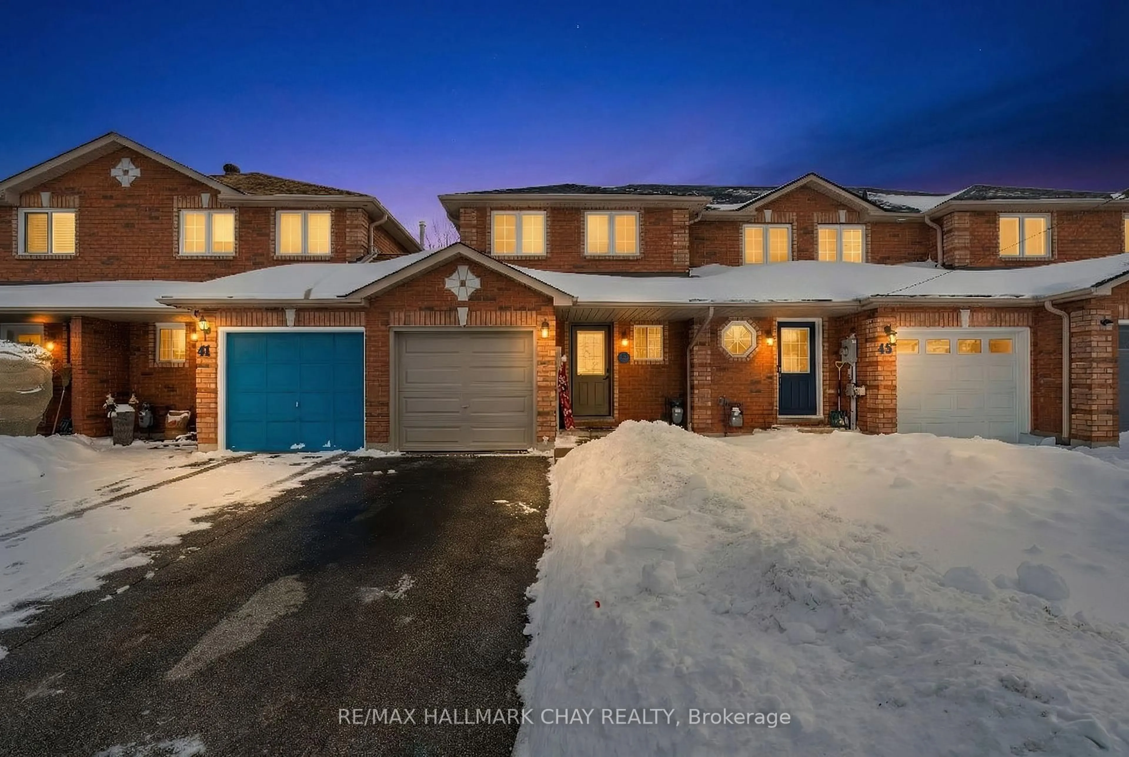 A pic from outside/outdoor area/front of a property/back of a property/a pic from drone, street for 43 SRIGLEY St, Barrie Ontario L4N 0L9