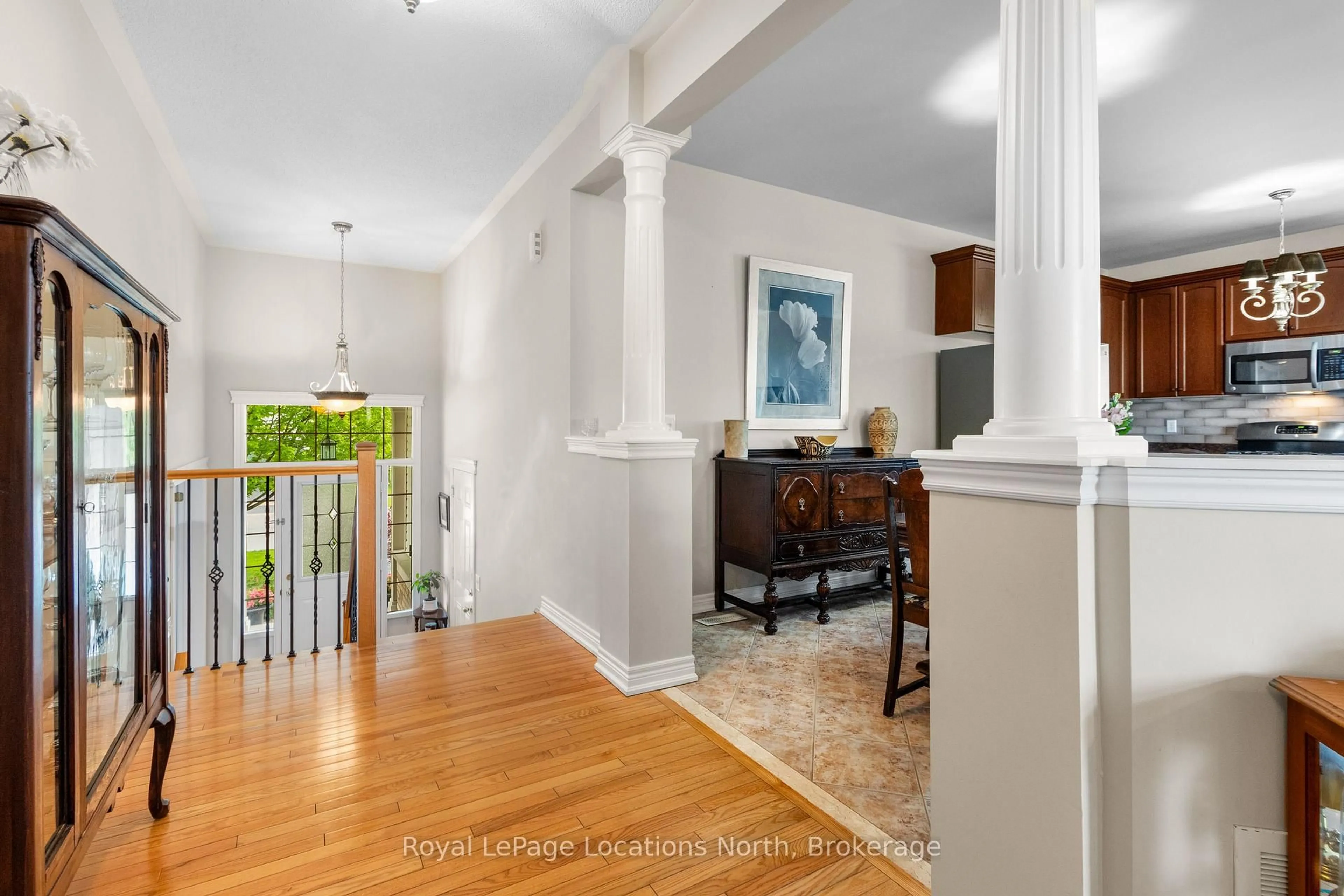 Indoor entryway for 8 Broadpoint St, Wasaga Beach Ontario L9Z 3B8