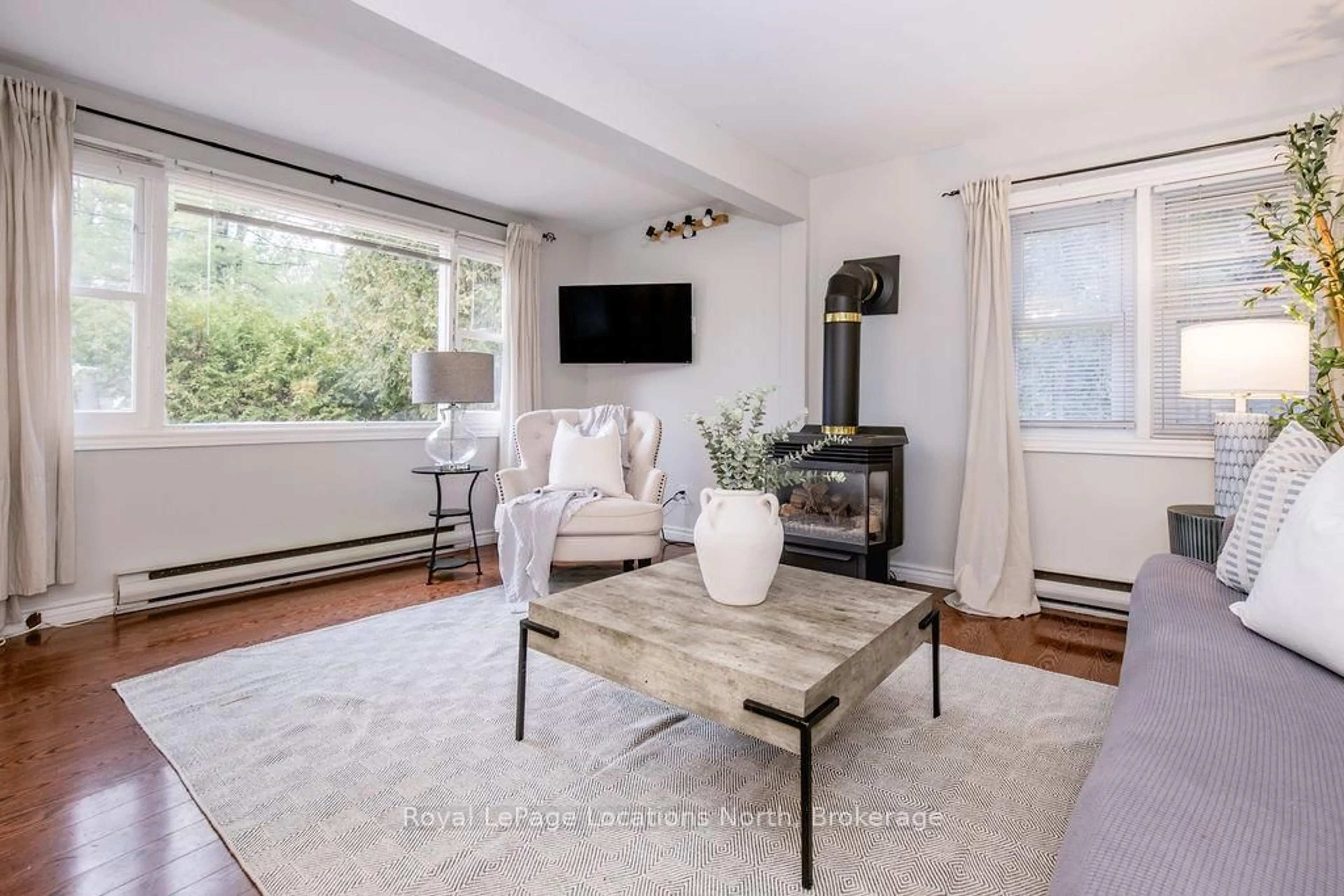 Living room with furniture, unknown for 55 47th St, Wasaga Beach Ontario L9Y 1Y5