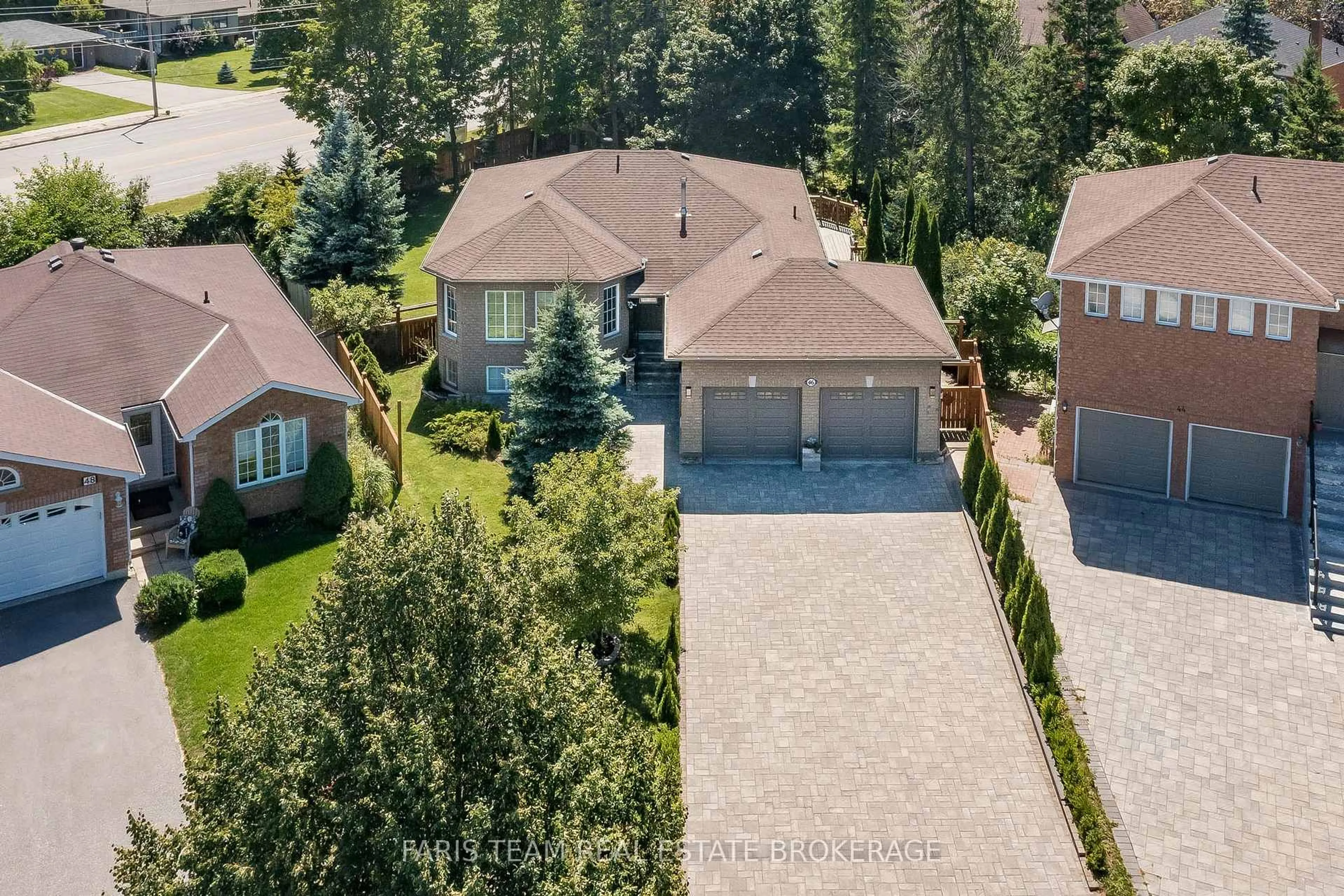 A pic from outside/outdoor area/front of a property/back of a property/a pic from drone, street for 46 Kell Pl, Barrie Ontario L4N 9K5