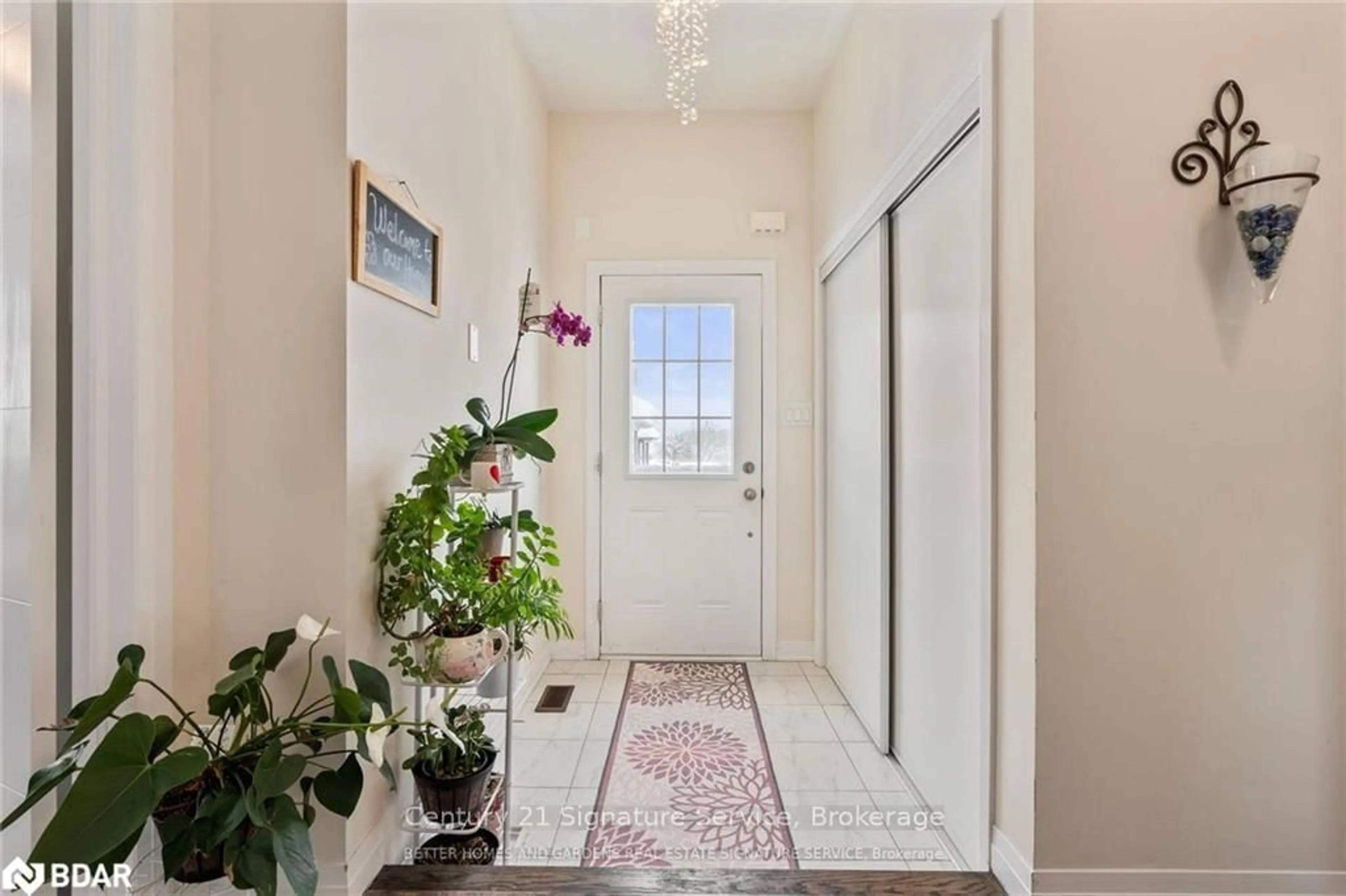 Indoor entryway for 42 Bedford Estates Cres, Barrie Ontario L4N 9K5