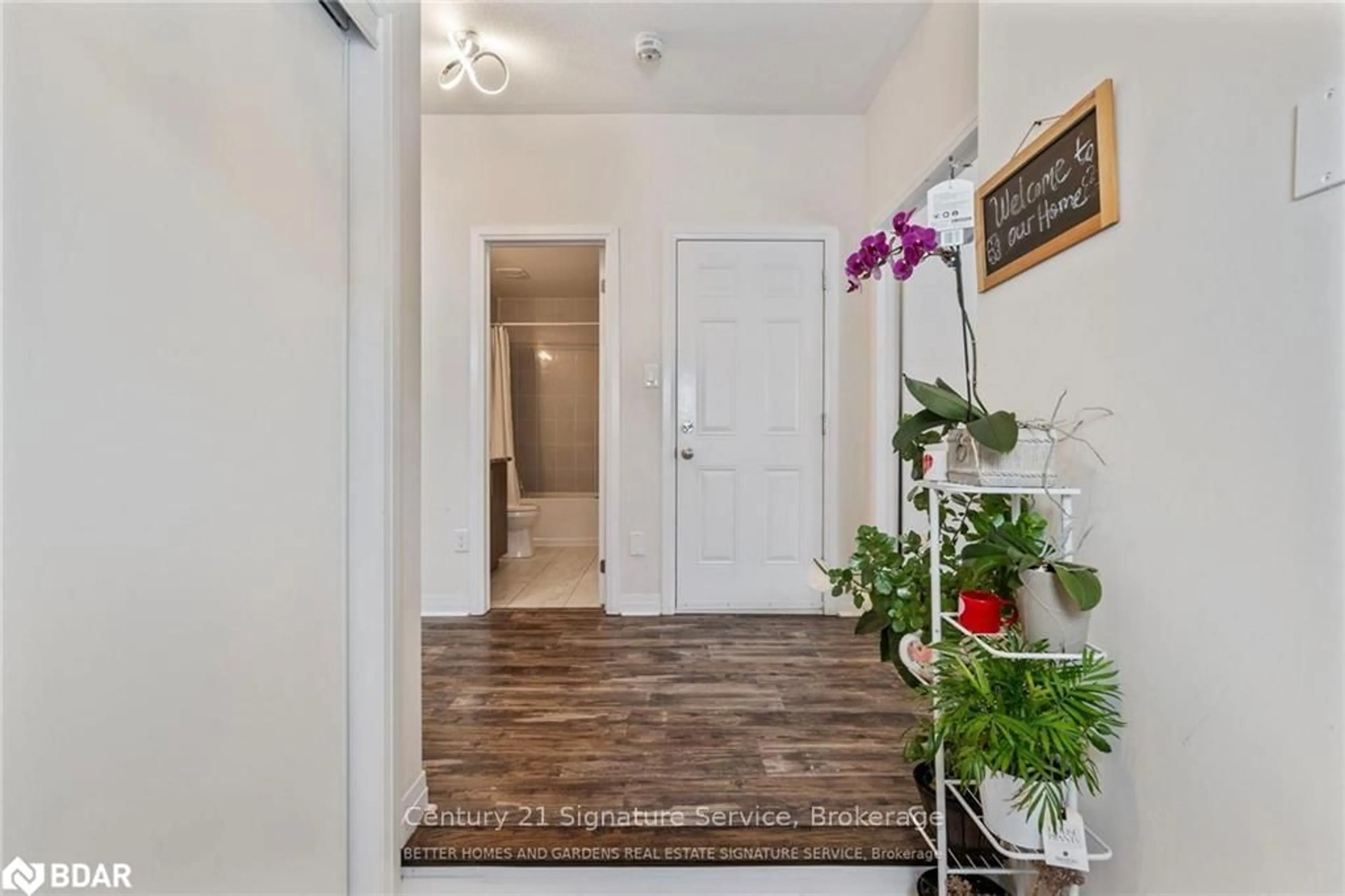Indoor entryway for 42 Bedford Estates Cres, Barrie Ontario L4N 9K5