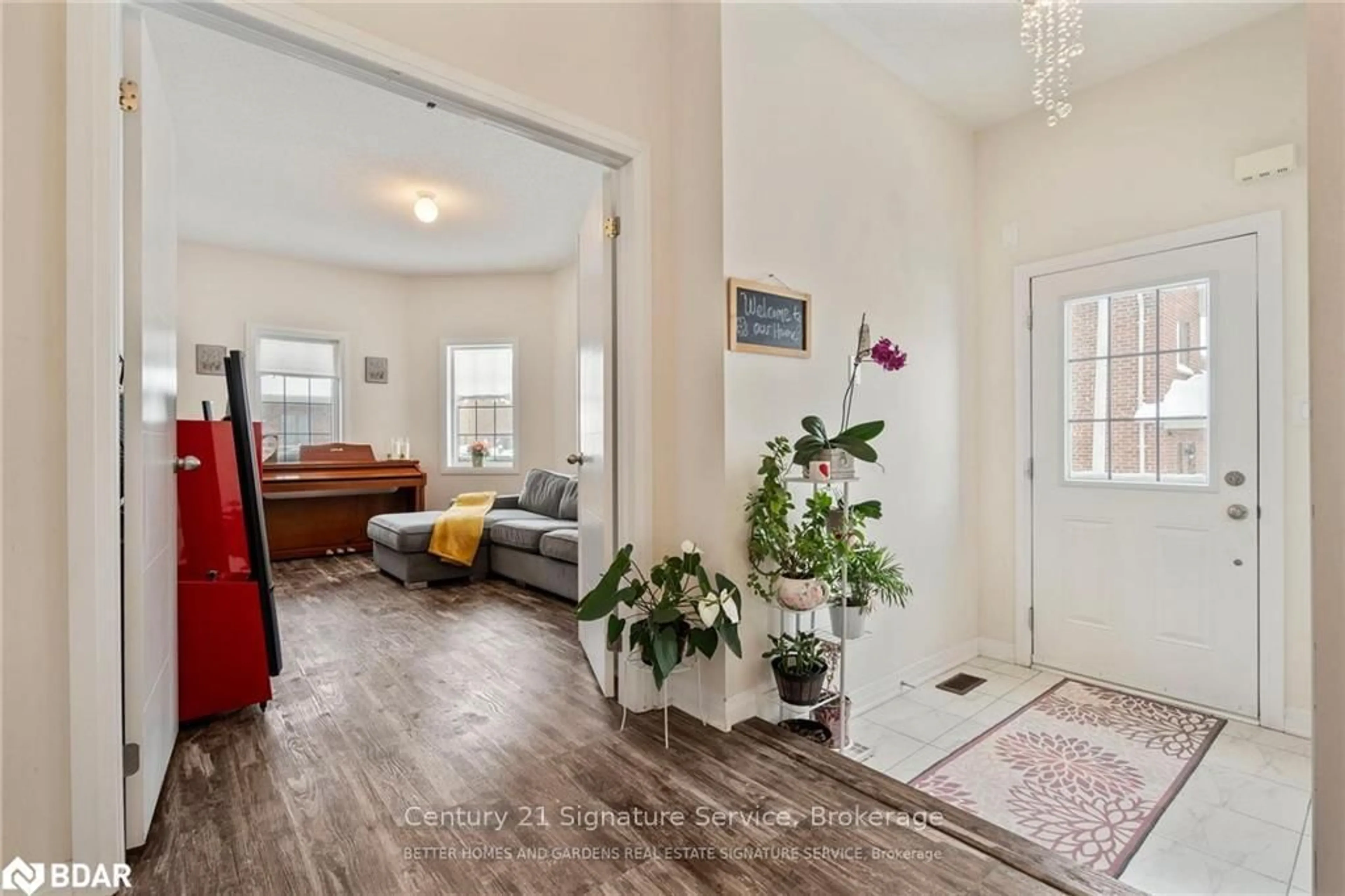 Indoor entryway for 42 Bedford Estates Cres, Barrie Ontario L4N 9K5