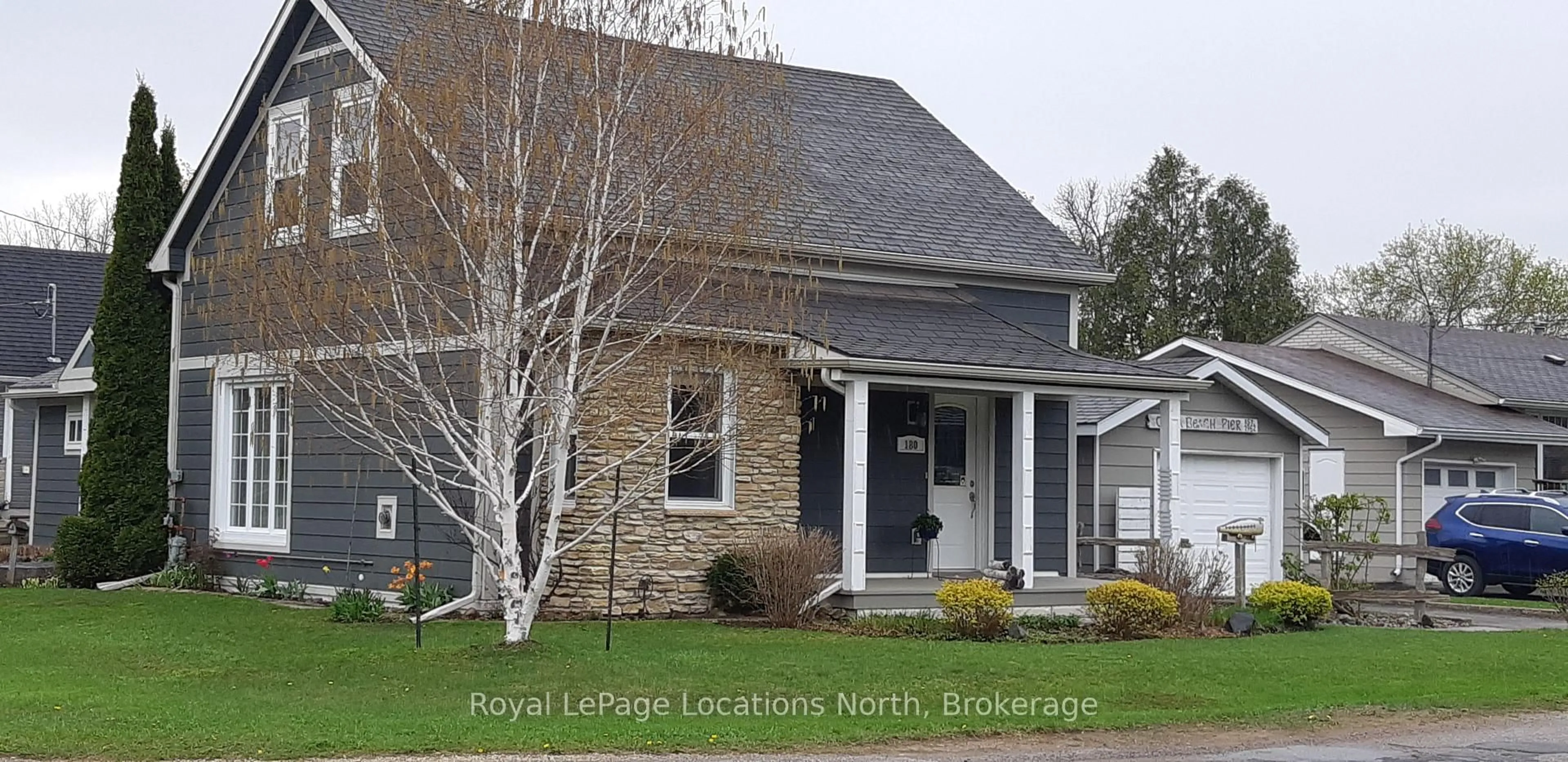 Home with vinyl exterior material, street for 180 NINTH St, Collingwood Ontario L9Y 2G5