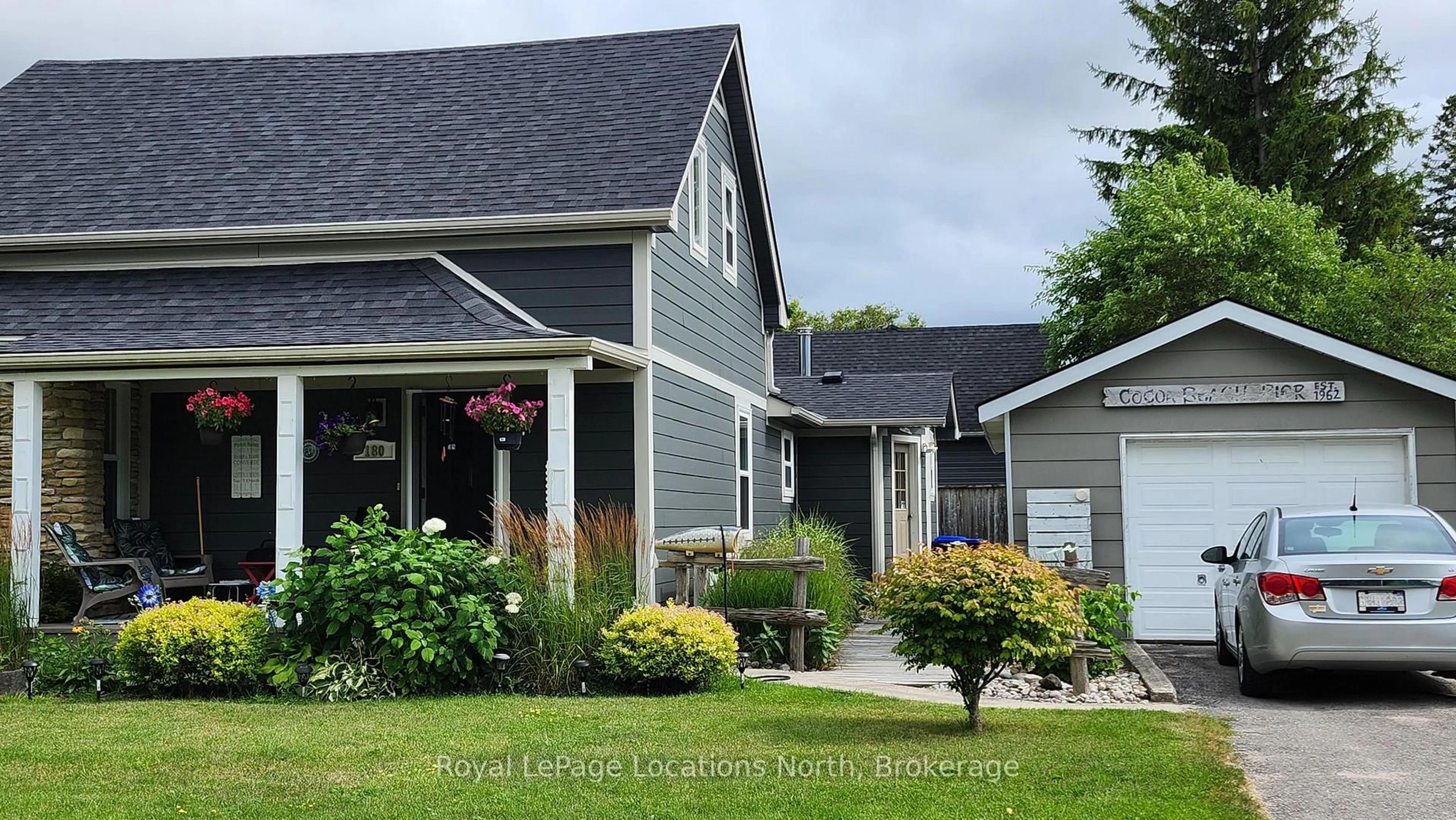 Home with vinyl exterior material, street for 180 NINTH St, Collingwood Ontario L9Y 2G5