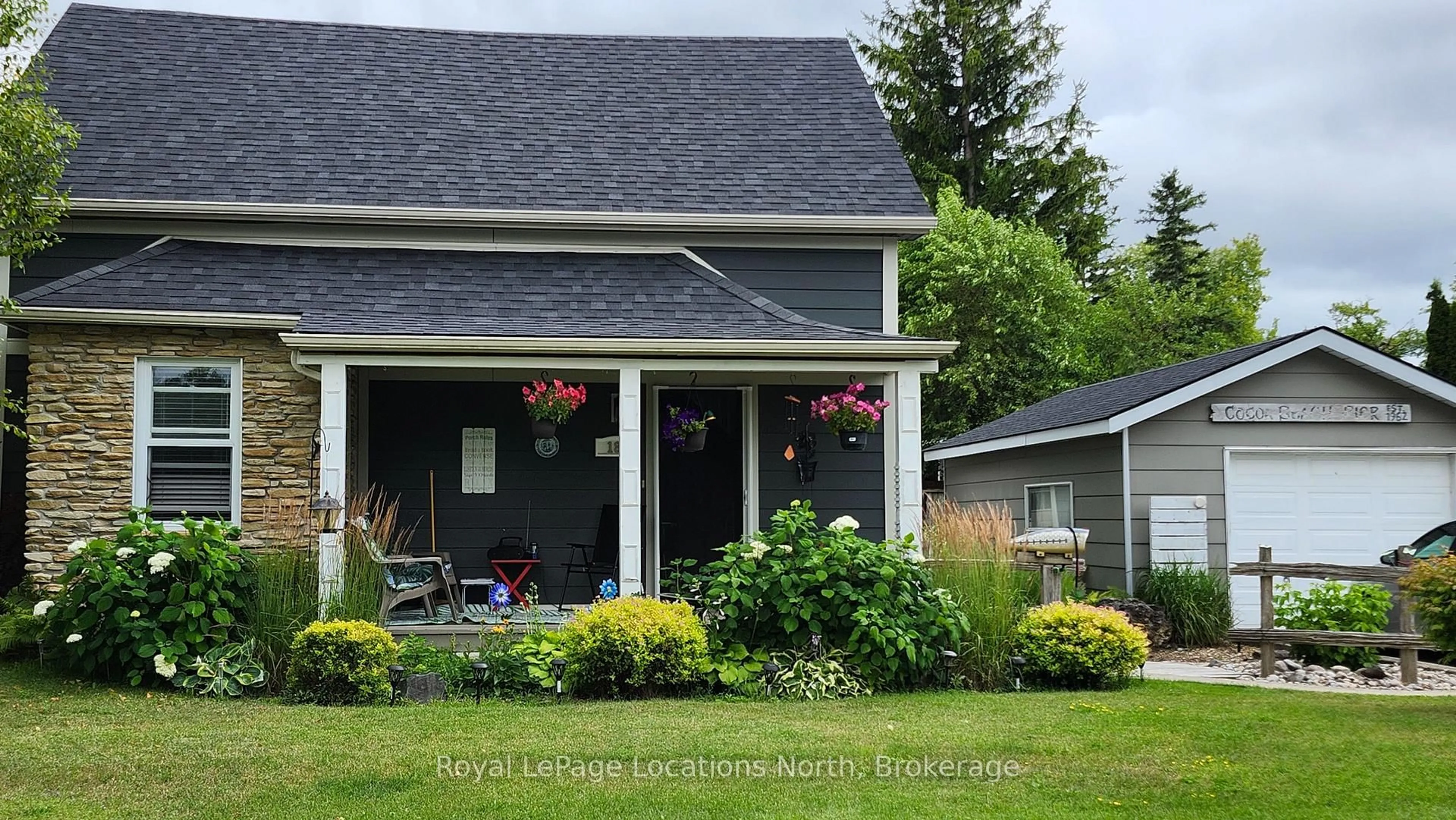 Home with vinyl exterior material, street for 180 NINTH St, Collingwood Ontario L9Y 2G5