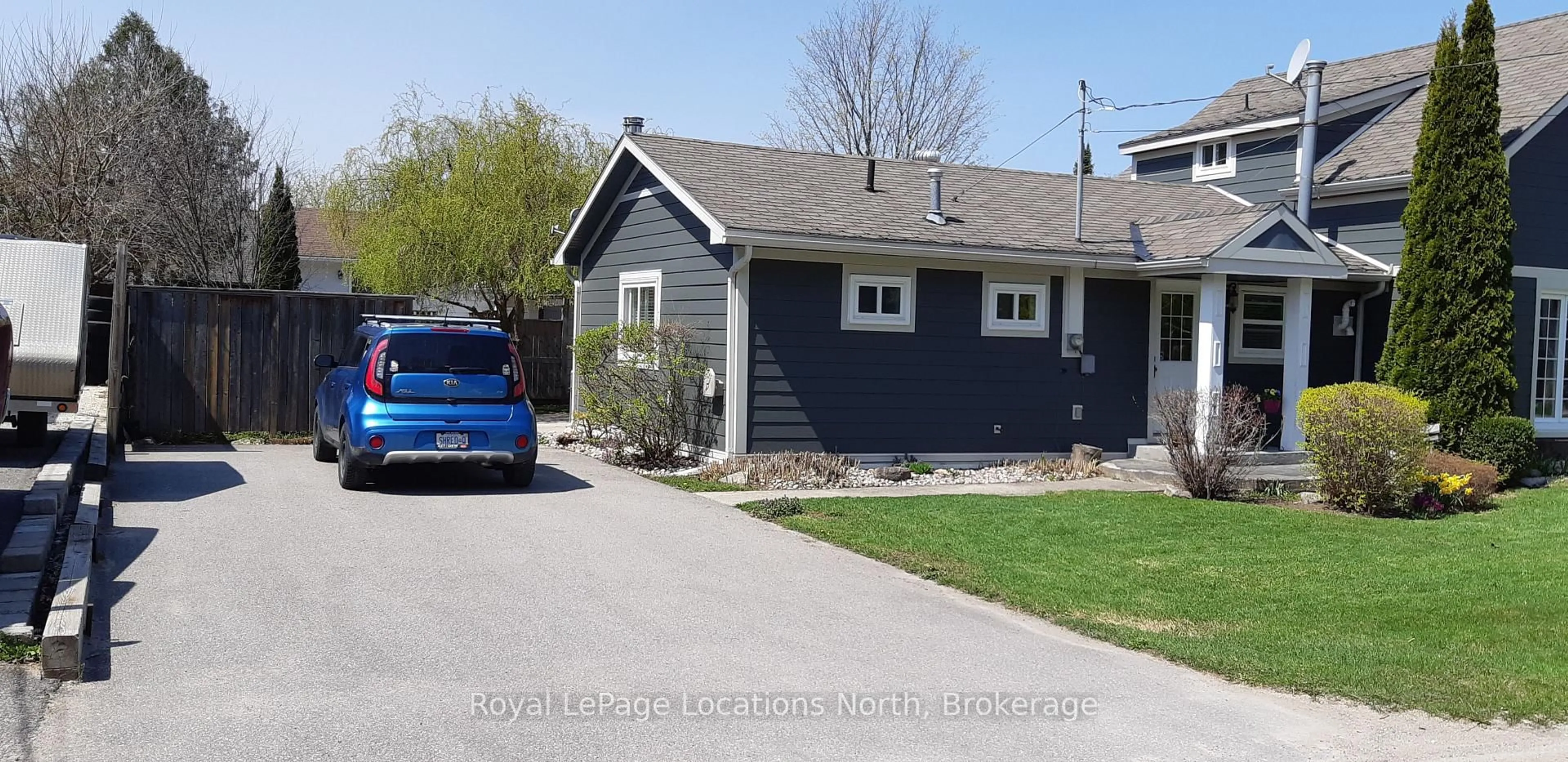 Home with vinyl exterior material, street for 180 NINTH St, Collingwood Ontario L9Y 2G5