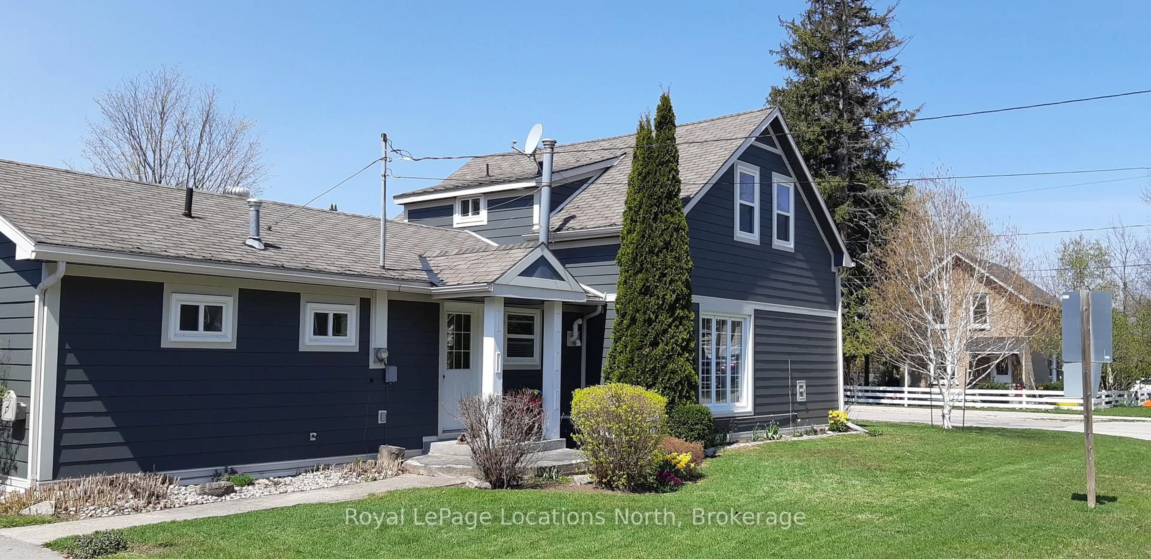 Home with vinyl exterior material, street for 180 NINTH St, Collingwood Ontario L9Y 2G5