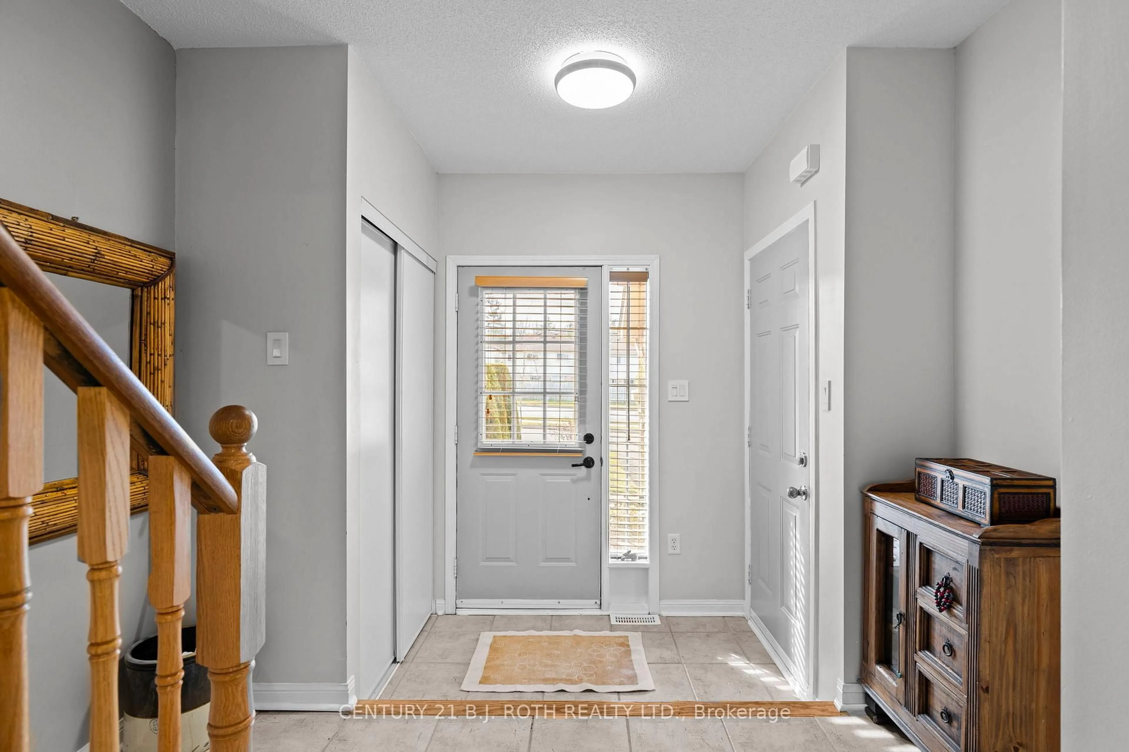 Indoor entryway for 359 FERNDALE Dr, Barrie Ontario L4N 9Y6