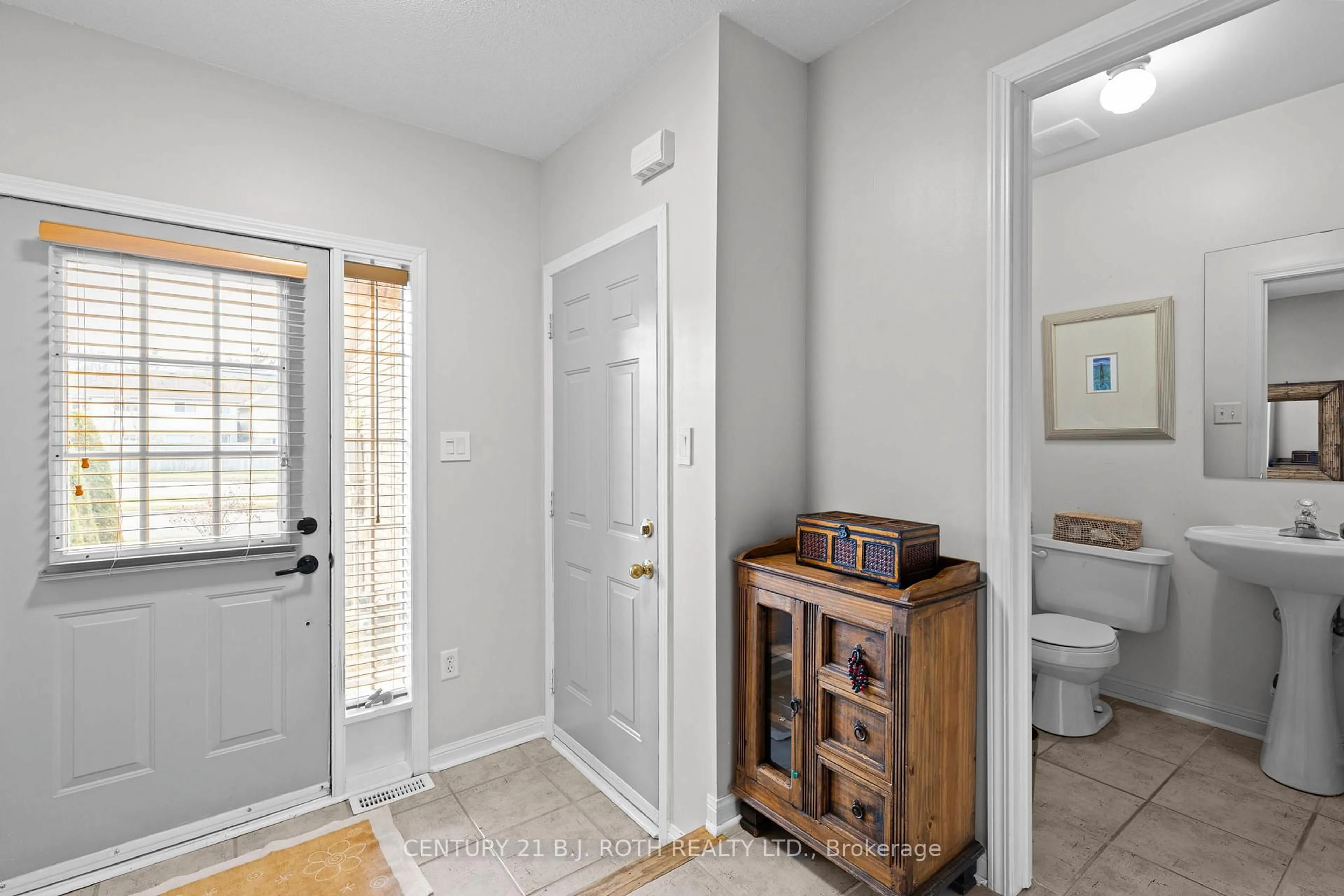 Indoor entryway for 359 FERNDALE Dr, Barrie Ontario L4N 9Y6