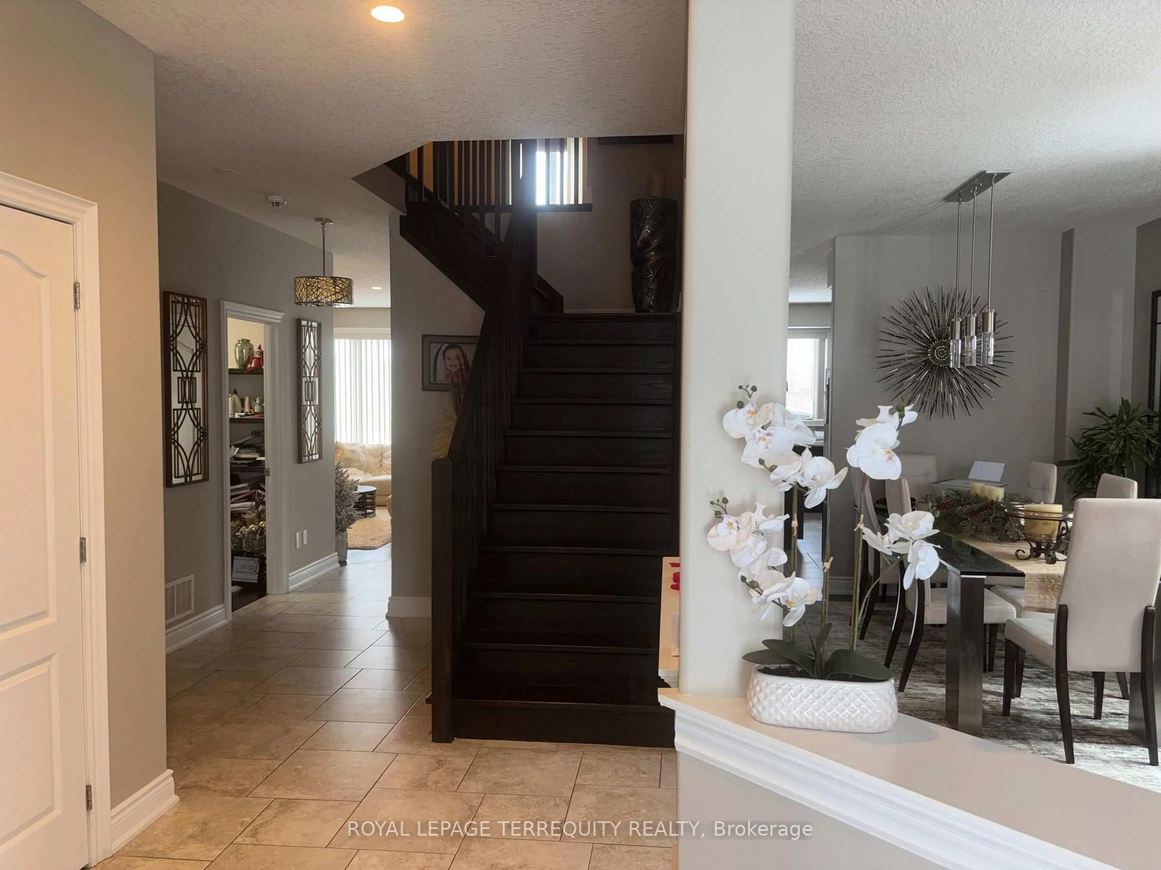 Indoor entryway for 35 Marta Cres, Barrie Ontario L4N 3N6
