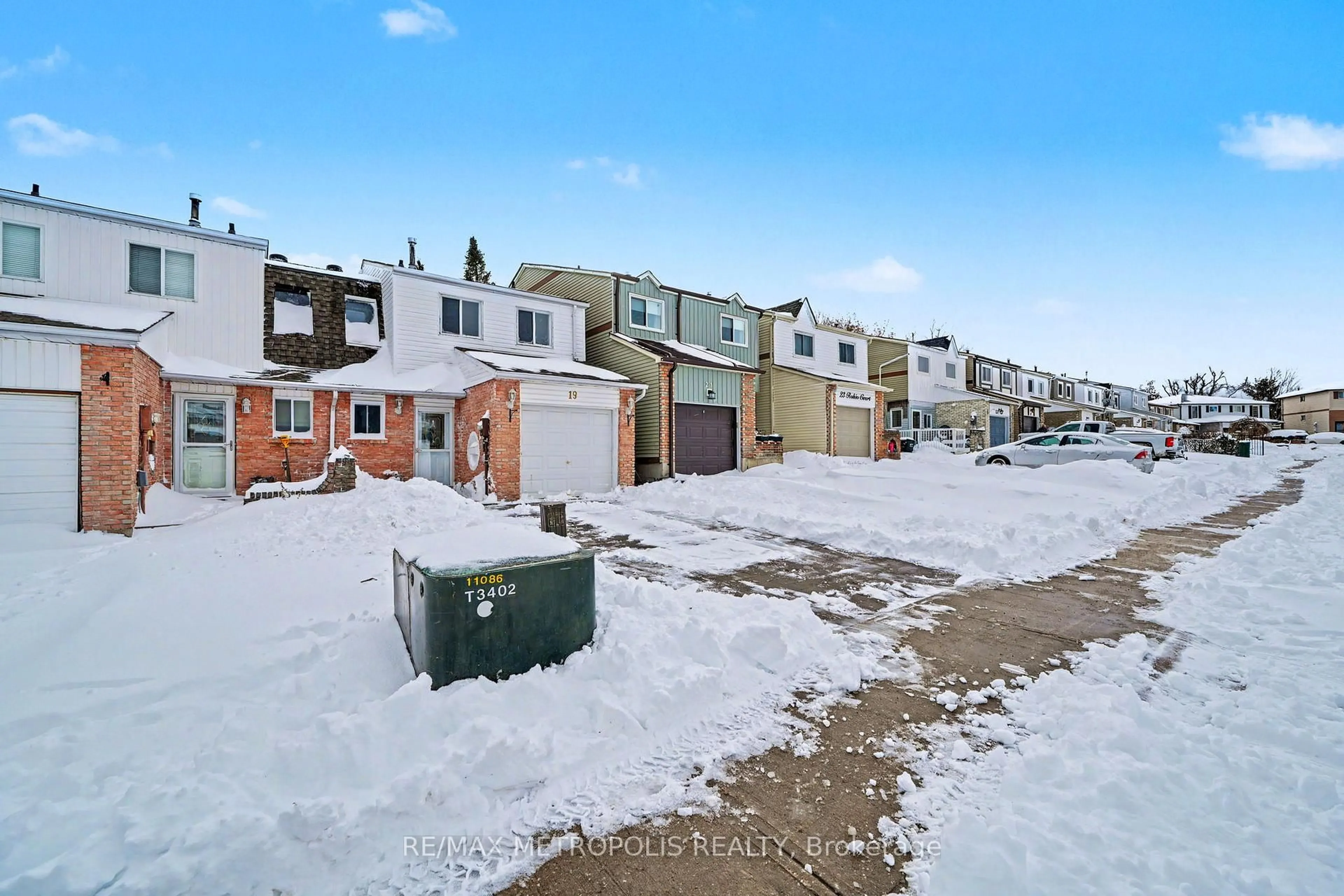 A pic from outside/outdoor area/front of a property/back of a property/a pic from drone, street for 19 Robin Crt, Barrie Ontario L4M 5L9