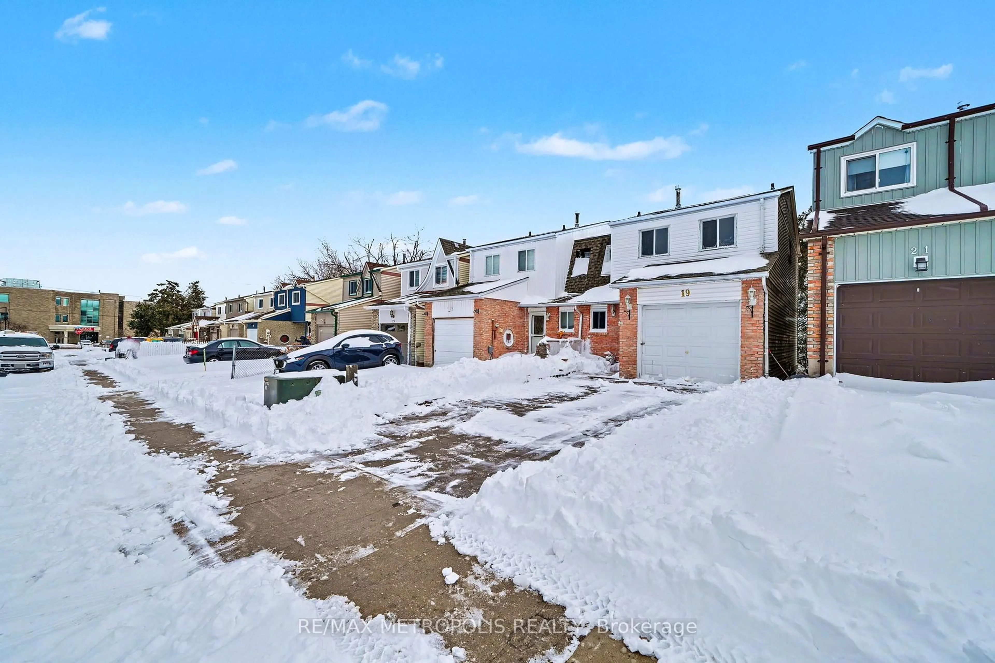 A pic from outside/outdoor area/front of a property/back of a property/a pic from drone, street for 19 Robin Crt, Barrie Ontario L4M 5L9