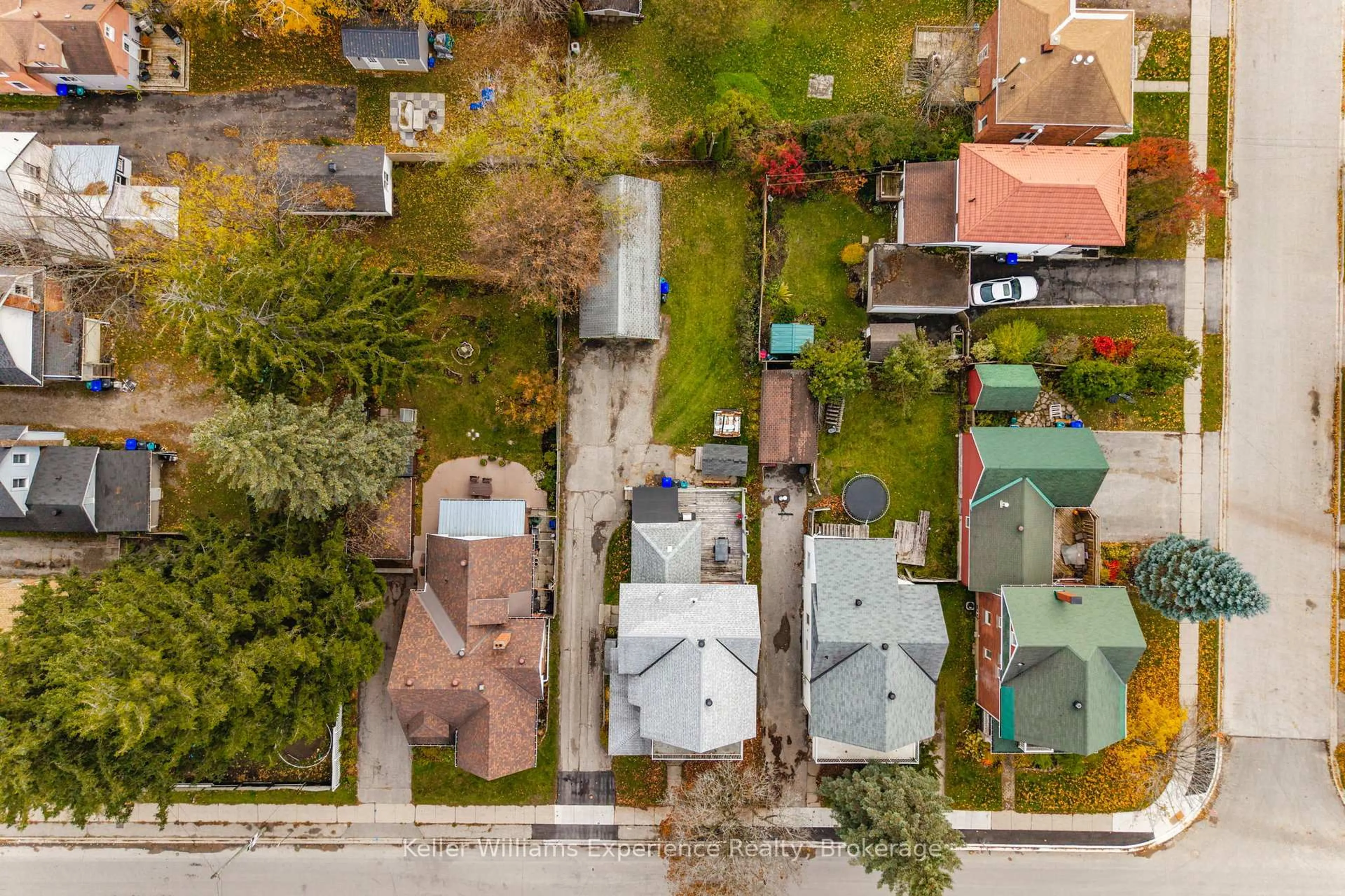 A pic from outside/outdoor area/front of a property/back of a property/a pic from drone, street for 565 Yonge St, Midland Ontario L4R 2C8