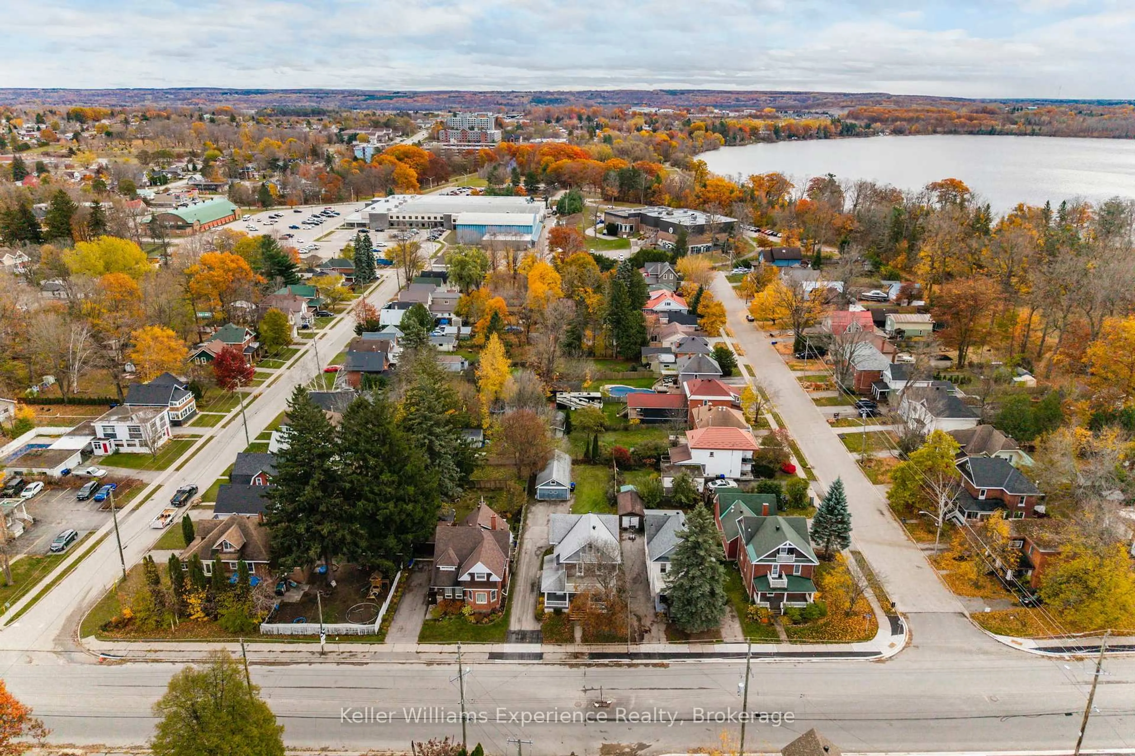 A pic from outside/outdoor area/front of a property/back of a property/a pic from drone, street for 565 Yonge St, Midland Ontario L4R 2C8
