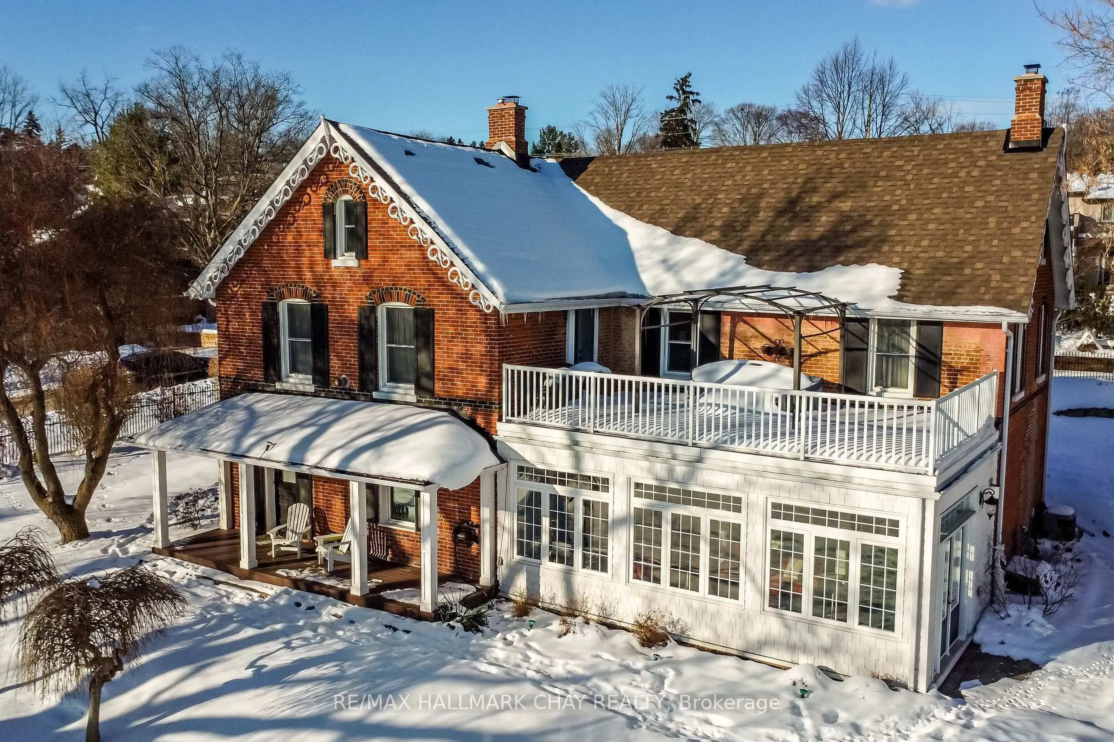 A pic from outside/outdoor area/front of a property/back of a property/a pic from drone, unknown for 36 Shanty Bay Rd, Barrie Ontario L4M 1C8