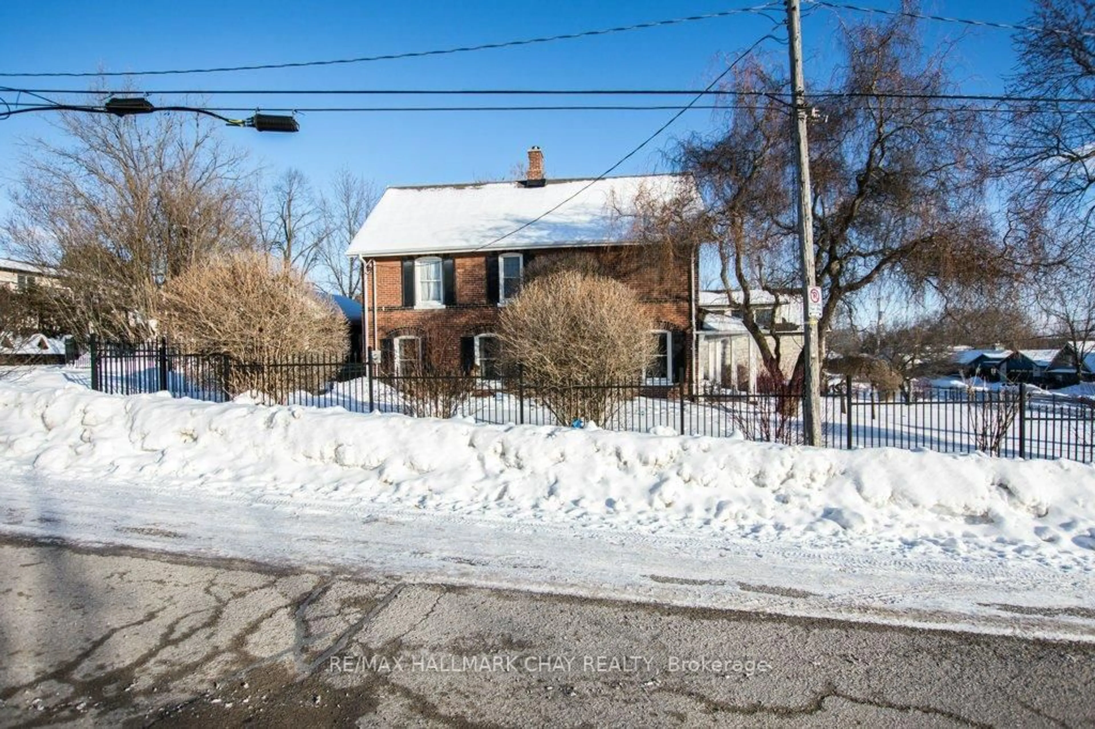 A pic from outside/outdoor area/front of a property/back of a property/a pic from drone, street for 36 Shanty Bay Rd, Barrie Ontario L4M 1C8