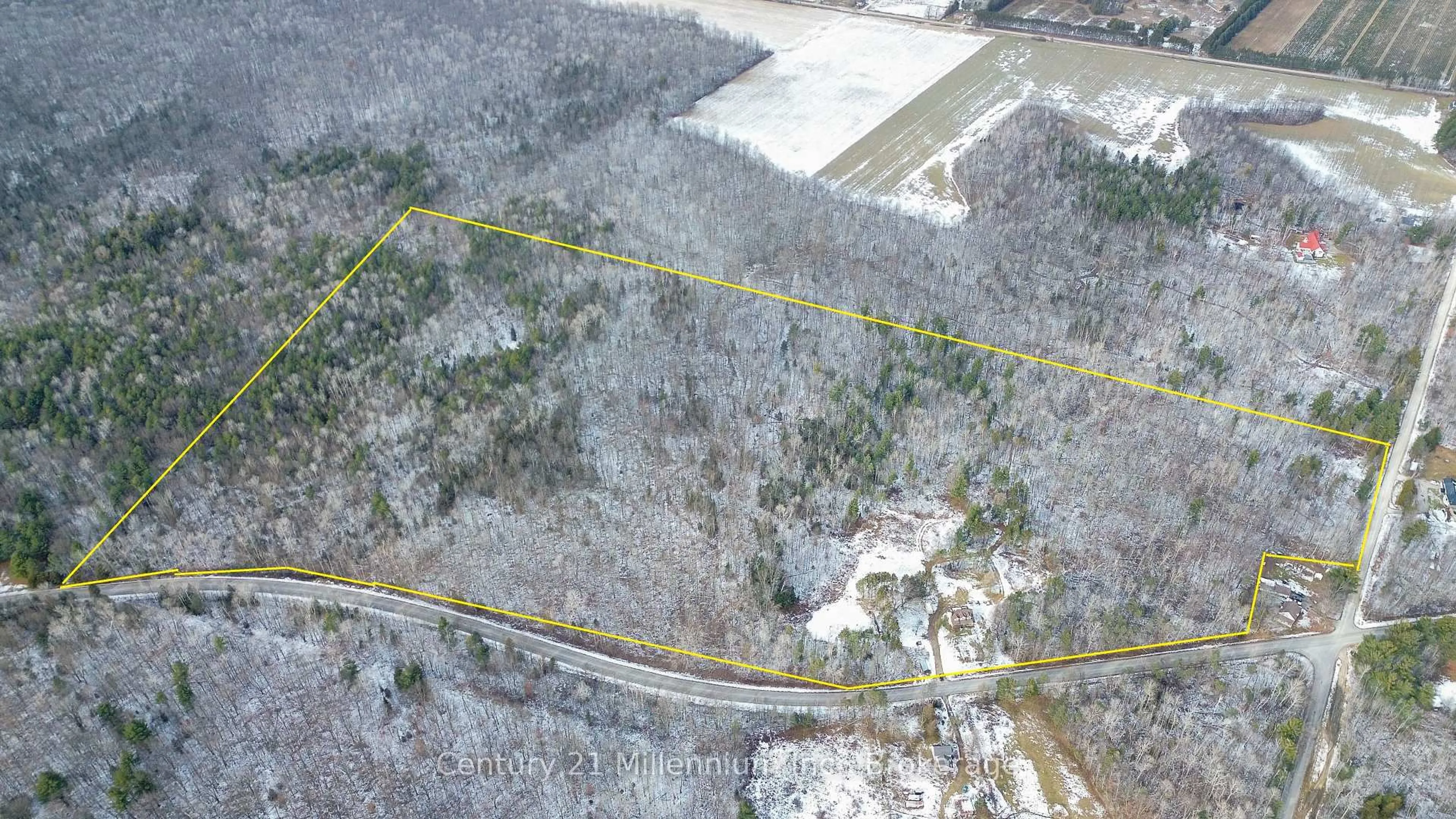 A pic from outside/outdoor area/front of a property/back of a property/a pic from drone, building for 3664 Hogback Rd, Clearview Ontario L0M 1N0