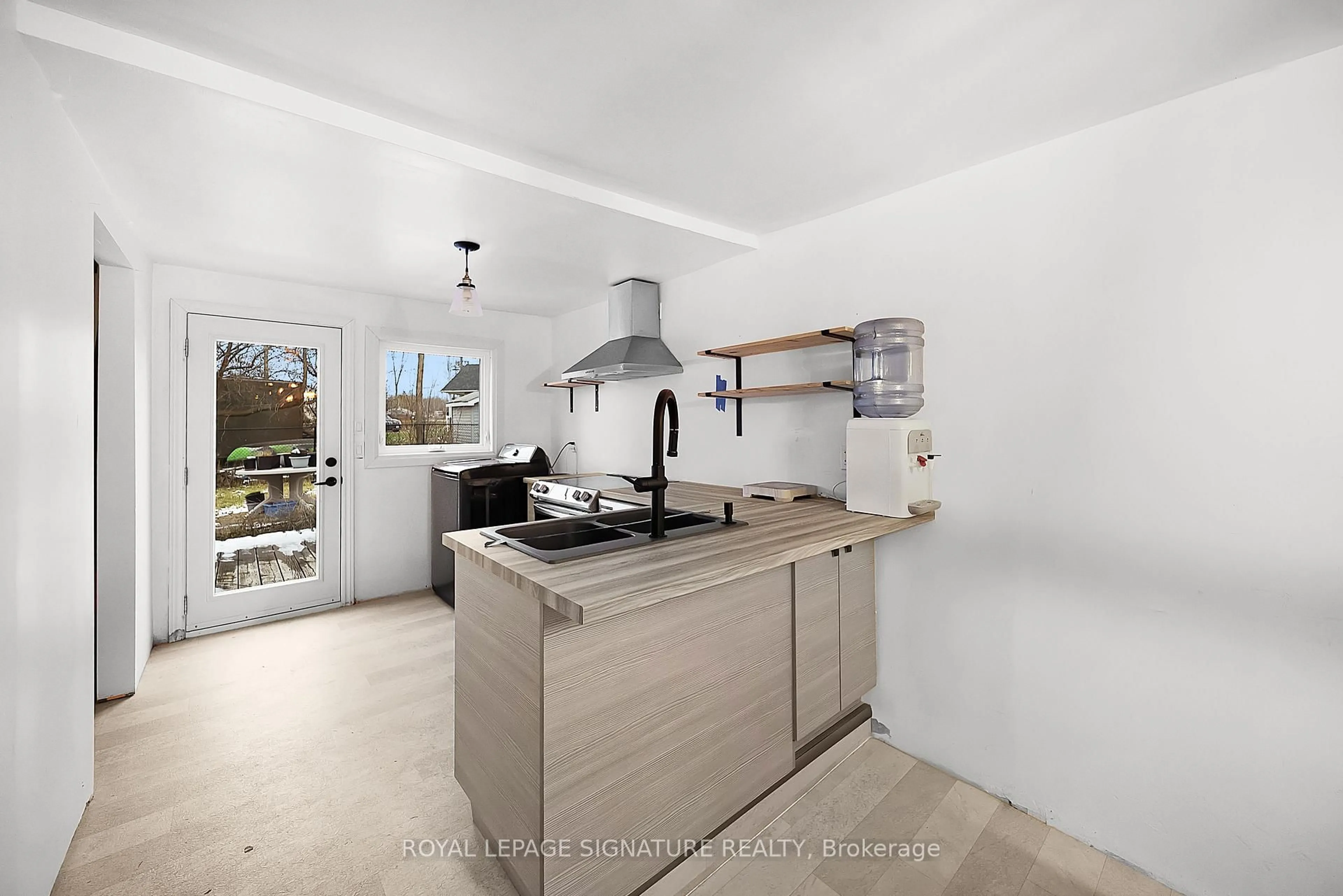 Standard kitchen, unknown for 20 Sandell St, Collingwood Ontario L9Y 3Z1