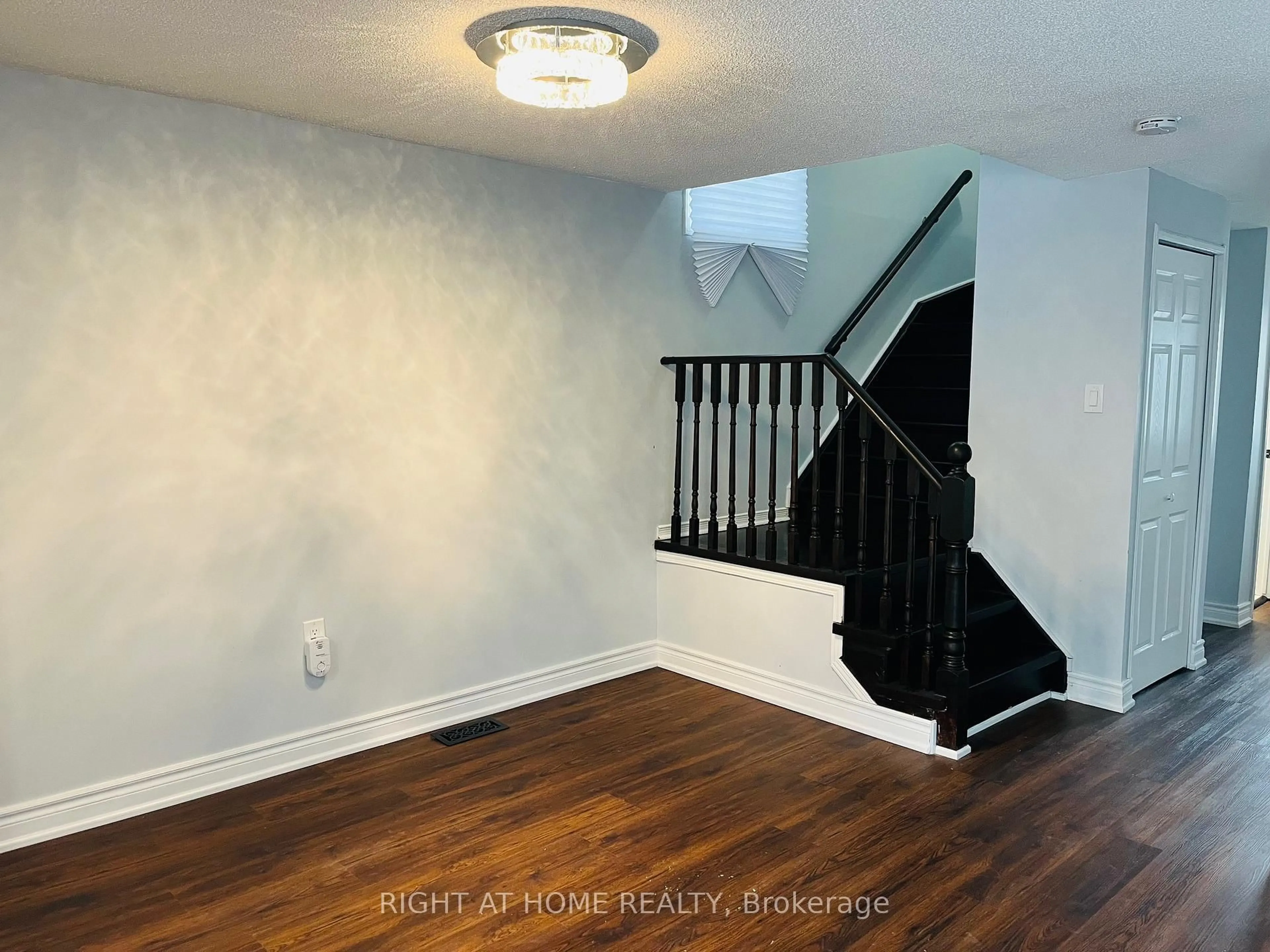 A pic of a room for 221 Hickling Tr, Barrie Ontario L4M 5W6