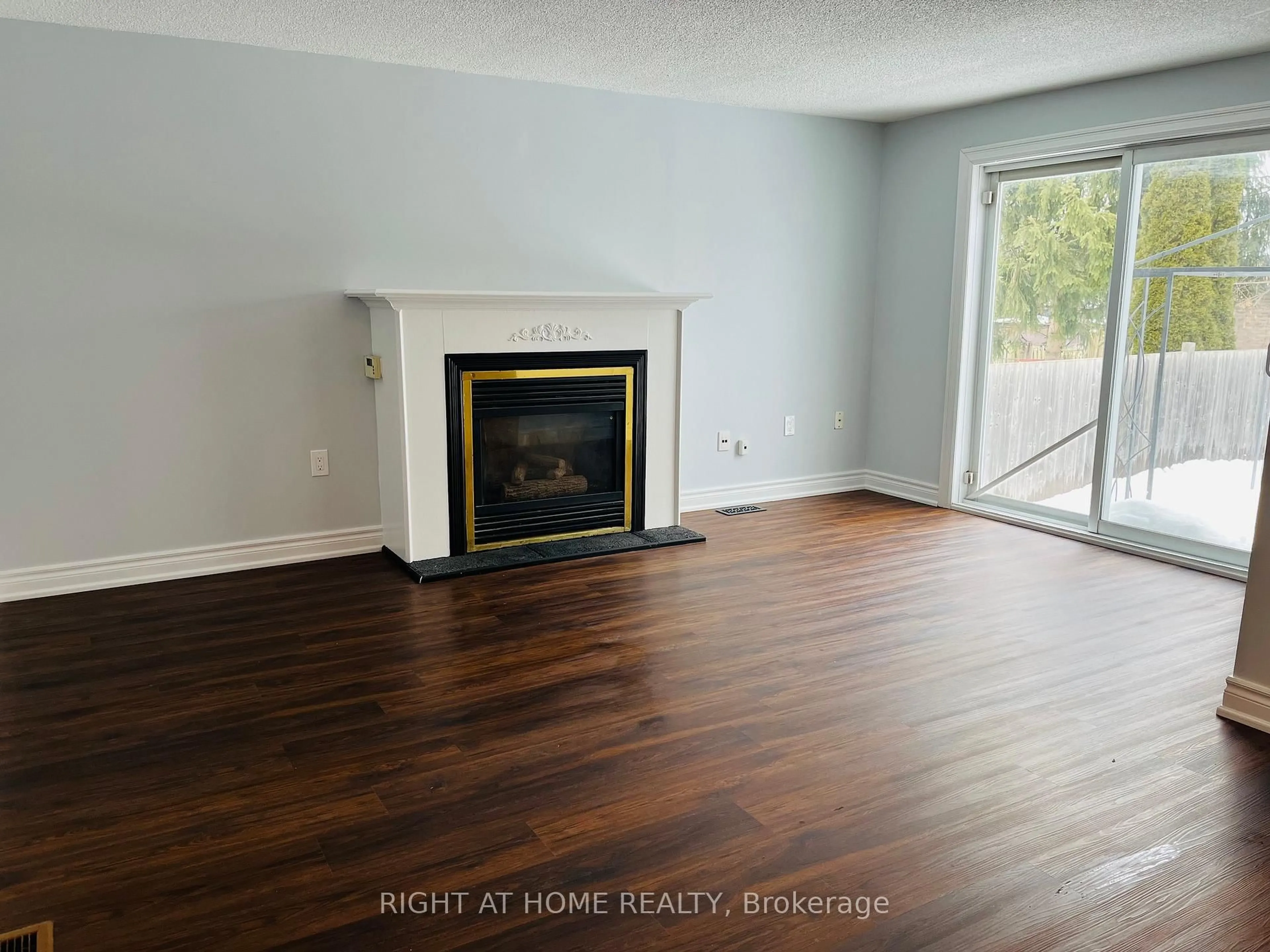 A pic of a room for 221 Hickling Tr, Barrie Ontario L4M 5W6