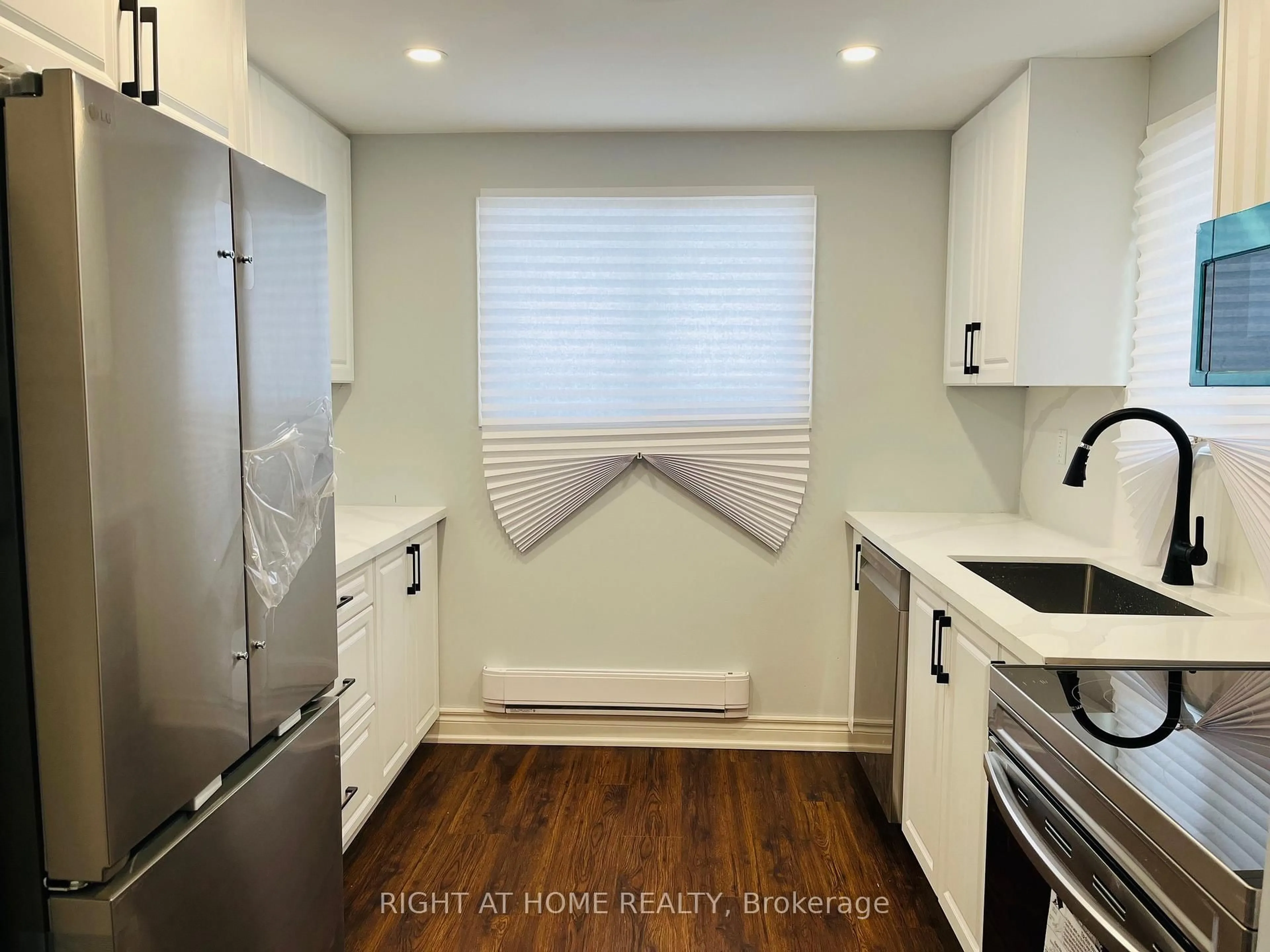 Standard kitchen, wood/laminate floor for 221 Hickling Tr, Barrie Ontario L4M 5W6